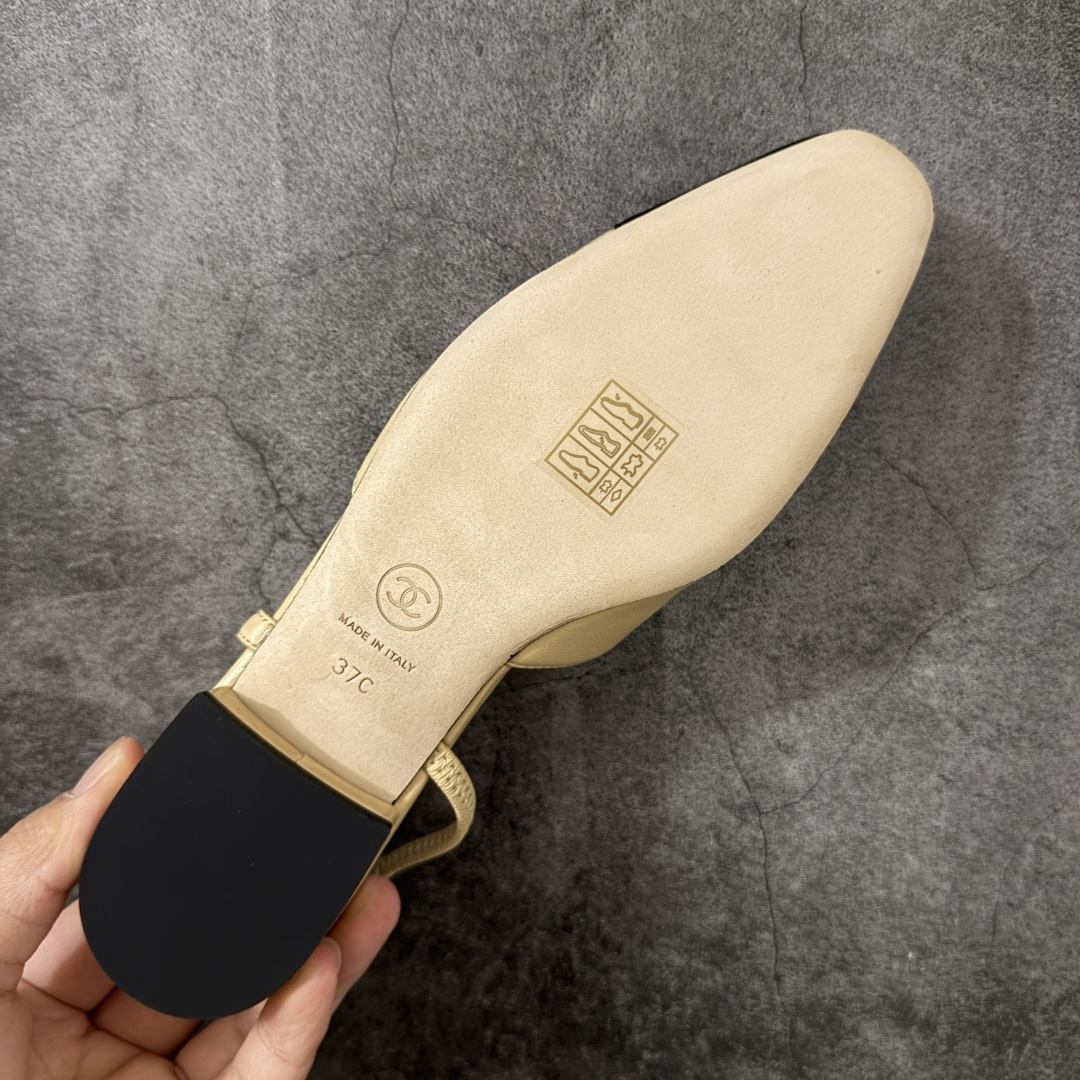图片[9]-【佛山超A版】CHANEL 24S Slingback系列经典凉鞋低跟皮鞋 有多少姐妹是穿旧了之后，还是会选择重新买一双slingback！因为它太经典，再也不会遇到一款这么好搭的了，各处线条都很拉长腿型！不挑，随便搭都很抢镜！ 原版购入zp开发，调色上千次，绝无色差！ 进口原皮+意大利原厂真皮大底(渠道材料这块我们非常有优势) 全部颜色都有购入zp打版，色差这块直接避免，各处细节都与今年最新版本的一致 全套高端包装飞机礼盒 注意：原版真皮大底比较娇贵，试穿务必不要搞脏，否则影响二次销售无法退换 尺码：35-41码-选品中心