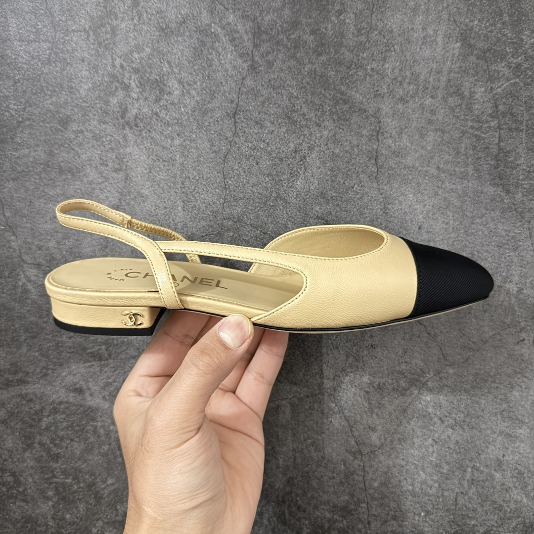 【佛山超A版】CHANEL 24S Slingback系列经典凉鞋低跟皮鞋 有多少姐妹是穿旧了之后，还是会选择重新买一双slingback！因为它太经典，再也不会遇到一款这么好搭的了，各处线条都很拉长腿型！不挑，随便搭都很抢镜！ 原版购入zp开发，调色上千次，绝无色差！ 进口原皮+意大利原厂真皮大底(渠道材料这块我们非常有优势) 全部颜色都有购入zp打版，色差这块直接避免，各处细节都与今年最新版本的一致 全套高端包装飞机礼盒 注意：原版真皮大底比较娇贵，试穿务必不要搞脏，否则影响二次销售无法退换 尺码：35-41码-选品中心