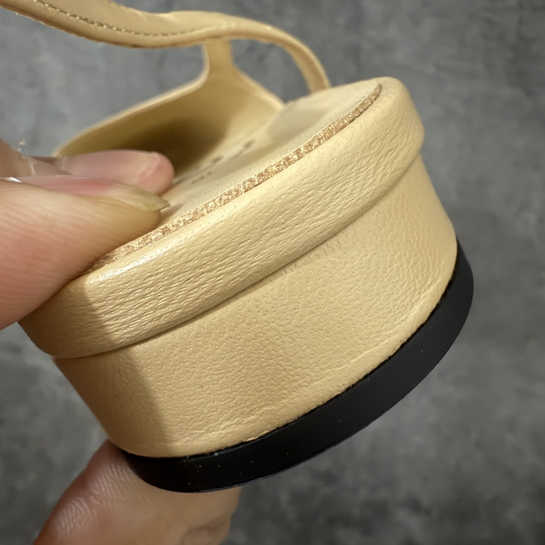 图片[2]-【佛山超A版】CHANEL 24S Slingback系列经典凉鞋低跟皮鞋 有多少姐妹是穿旧了之后，还是会选择重新买一双slingback！因为它太经典，再也不会遇到一款这么好搭的了，各处线条都很拉长腿型！不挑，随便搭都很抢镜！ 原版购入zp开发，调色上千次，绝无色差！ 进口原皮+意大利原厂真皮大底(渠道材料这块我们非常有优势) 全部颜色都有购入zp打版，色差这块直接避免，各处细节都与今年最新版本的一致 全套高端包装飞机礼盒 注意：原版真皮大底比较娇贵，试穿务必不要搞脏，否则影响二次销售无法退换 尺码：35-41码-选品中心