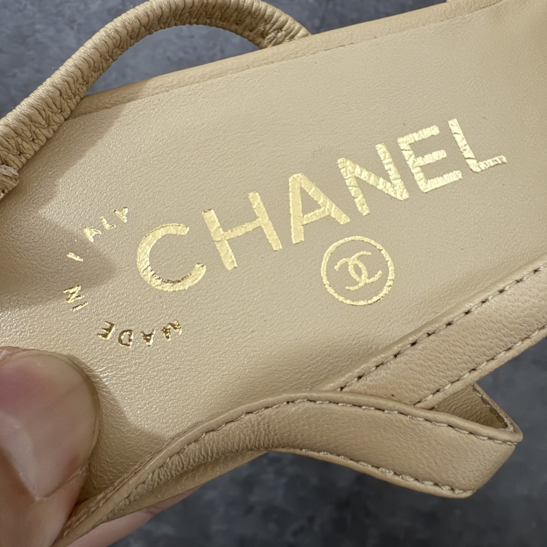 图片[4]-【佛山超A版】CHANEL 24S Slingback系列经典凉鞋低跟皮鞋 有多少姐妹是穿旧了之后，还是会选择重新买一双slingback！因为它太经典，再也不会遇到一款这么好搭的了，各处线条都很拉长腿型！不挑，随便搭都很抢镜！ 原版购入zp开发，调色上千次，绝无色差！ 进口原皮+意大利原厂真皮大底(渠道材料这块我们非常有优势) 全部颜色都有购入zp打版，色差这块直接避免，各处细节都与今年最新版本的一致 全套高端包装飞机礼盒 注意：原版真皮大底比较娇贵，试穿务必不要搞脏，否则影响二次销售无法退换 尺码：35-41码-选品中心
