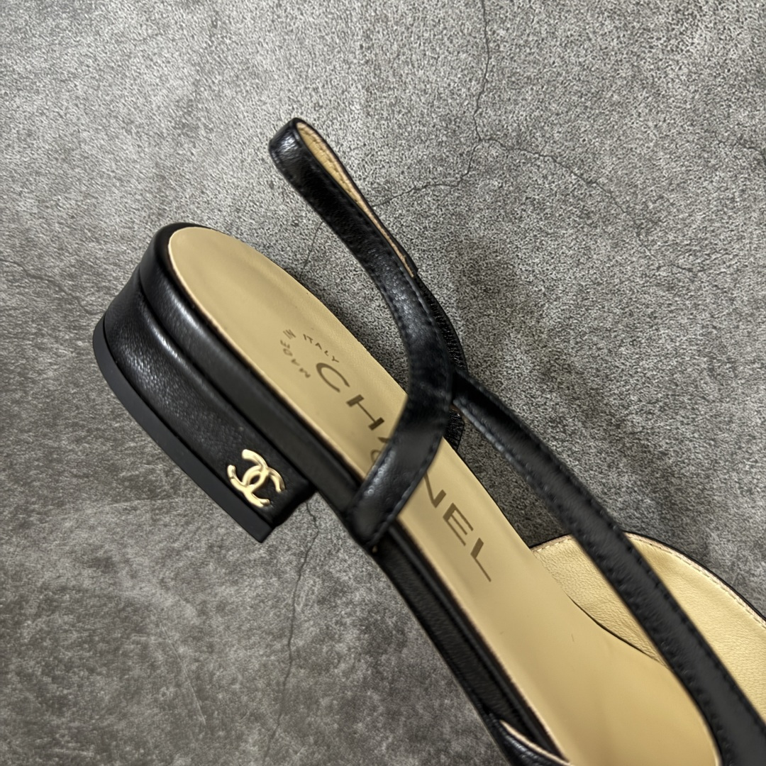 图片[7]-【佛山超A版】CHANEL 24S Slingback系列经典凉鞋低跟皮鞋 有多少姐妹是穿旧了之后，还是会选择重新买一双slingback！因为它太经典，再也不会遇到一款这么好搭的了，各处线条都很拉长腿型！不挑，随便搭都很抢镜！ 原版购入zp开发，调色上千次，绝无色差！ 进口原皮+意大利原厂真皮大底(渠道材料这块我们非常有优势) 全部颜色都有购入zp打版，色差这块直接避免，各处细节都与今年最新版本的一致 全套高端包装飞机礼盒 注意：原版真皮大底比较娇贵，试穿务必不要搞脏，否则影响二次销售无法退换 尺码：35-41码-选品中心