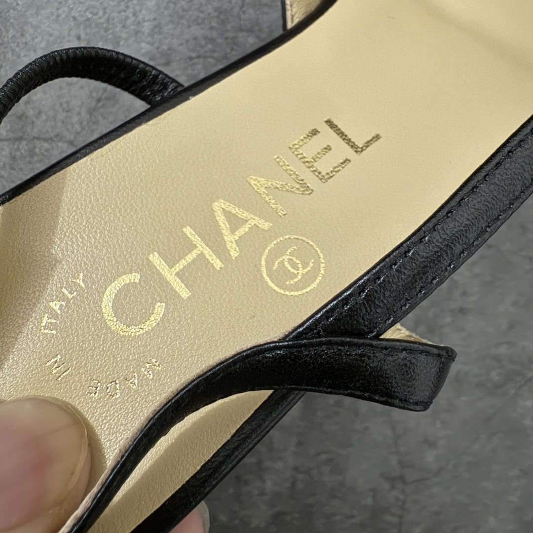 图片[4]-【佛山超A版】CHANEL 24S Slingback系列经典凉鞋低跟皮鞋 有多少姐妹是穿旧了之后，还是会选择重新买一双slingback！因为它太经典，再也不会遇到一款这么好搭的了，各处线条都很拉长腿型！不挑，随便搭都很抢镜！ 原版购入zp开发，调色上千次，绝无色差！ 进口原皮+意大利原厂真皮大底(渠道材料这块我们非常有优势) 全部颜色都有购入zp打版，色差这块直接避免，各处细节都与今年最新版本的一致 全套高端包装飞机礼盒 注意：原版真皮大底比较娇贵，试穿务必不要搞脏，否则影响二次销售无法退换 尺码：35-41码-选品中心
