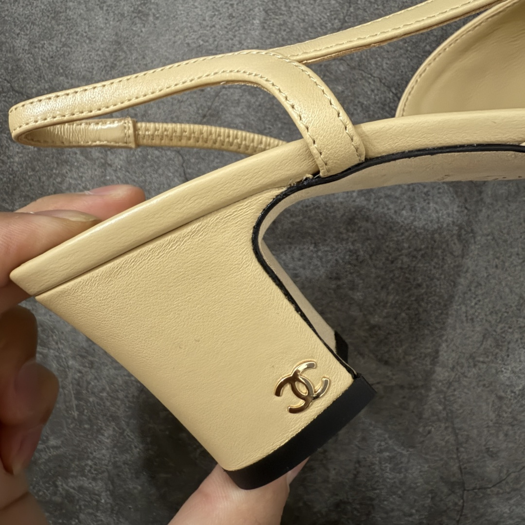 图片[2]-【佛山超A版】CHANEL 香奈儿Slingback系列经典凉鞋高跟粗跟皮鞋 有多少姐妹是穿旧了之后，还是会选择重新买一双slingback！因为它太经典，再也不会遇到一款这么好搭的了，各处线条都很拉长腿型！不挑，随便搭都很抢镜！ 原版购入zp开发，调色上千次，绝无色差！ 进口原皮+意大利原厂真皮大底(渠道材料这块我们非常有优势) 全部颜色都有购入zp打版，色差这块直接避免，各处细节都与今年最新版本的一致 全套高端包装飞机礼盒 注意：原版真皮大底比较娇贵，试穿务必不要搞脏，否则影响二次销售无法退换 尺码：35-41码-选品中心