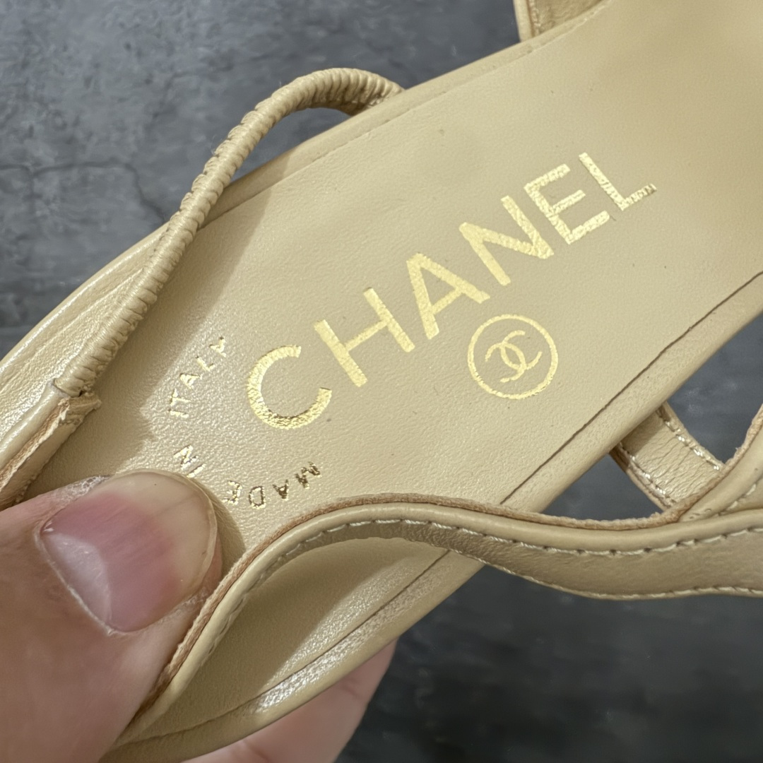 图片[3]-【佛山超A版】CHANEL 香奈儿Slingback系列经典凉鞋高跟粗跟皮鞋 有多少姐妹是穿旧了之后，还是会选择重新买一双slingback！因为它太经典，再也不会遇到一款这么好搭的了，各处线条都很拉长腿型！不挑，随便搭都很抢镜！ 原版购入zp开发，调色上千次，绝无色差！ 进口原皮+意大利原厂真皮大底(渠道材料这块我们非常有优势) 全部颜色都有购入zp打版，色差这块直接避免，各处细节都与今年最新版本的一致 全套高端包装飞机礼盒 注意：原版真皮大底比较娇贵，试穿务必不要搞脏，否则影响二次销售无法退换 尺码：35-41码-选品中心