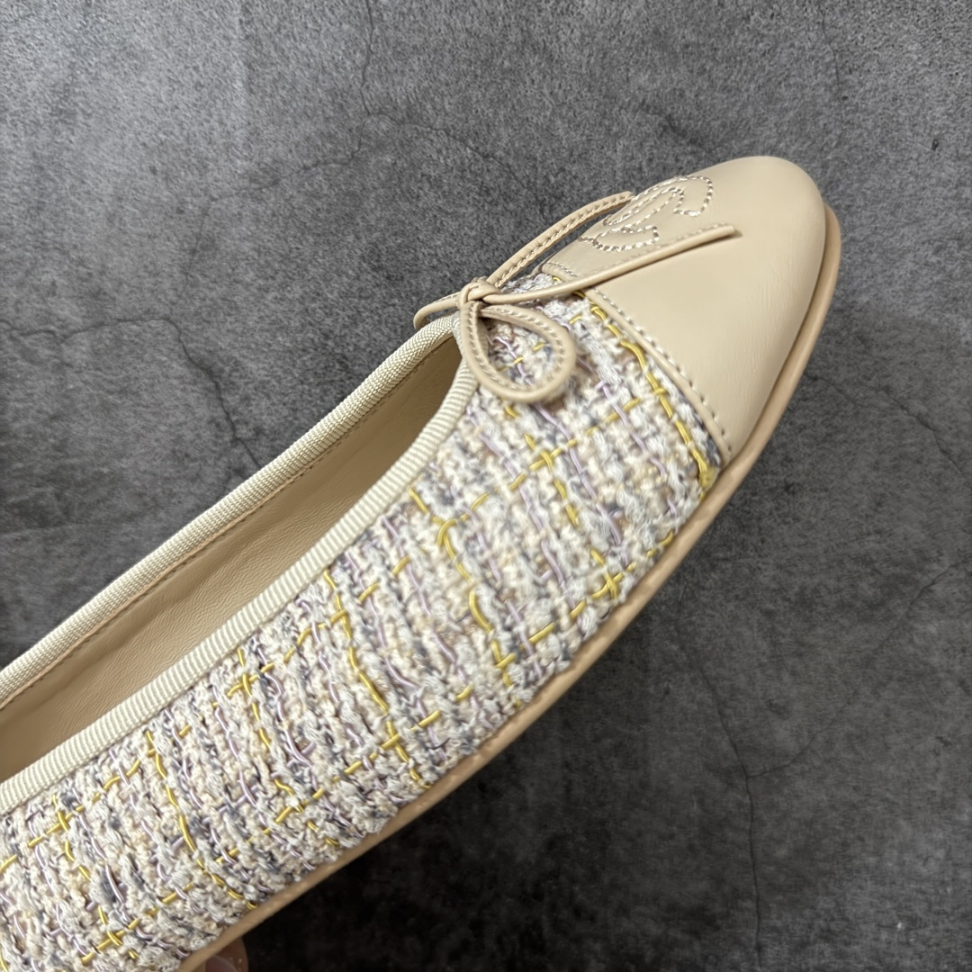 图片[6]-【佛山超A版】CHANEL 26P 香奈儿 芭蕾舞鞋 2310CH杏粉 春夏新款芭蕾平底鞋 优雅不请自来 经典标志与蝴蝶结设计，巧妙融合时尚与浪漫。精致皮革，舒适脚感，无论是漫步街头还是出入正式场合，都能轻松驾驭，瞬间提升气质，是彰显品味与风格的绝佳单品。 ⚠️说下这个的皮料、别看是但是它这款用的皮料和的皮料用的是一样多、非常耗料、皮料的好坏就不用多说了、懂或者懂皮料的一看便知！非常高档次！舒适度更加不用说了、里里外外全部采用进口的羊皮、非常舒适！且百搭 鞋面：采用特别定制的进口混种羊皮 內里：进口混种羊皮 垫脚：混种羊皮 大底：采用意大利进口电绣菱格工艺真皮大底。 全套高端包装 飞机盒 注意：原版真皮大底比较娇贵，试穿务必不要搞脏，否则影响二次销售无法退换 尺码：35-41-选品中心