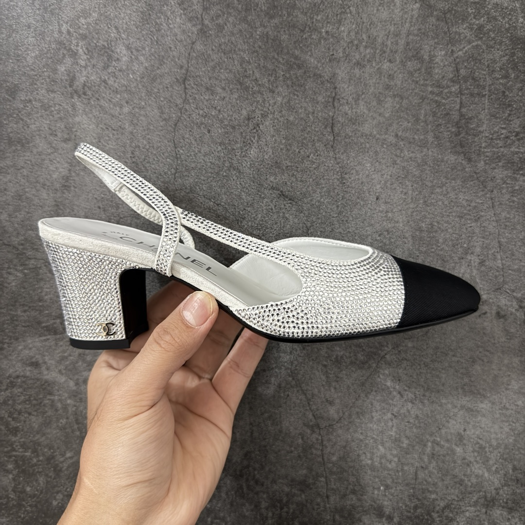 【佛山超A版】CHANEL 香奈儿24S Slingback系列水钻款罗缎 高跟鞋 银色 有多少姐妹是穿旧了之后，还是会选择重新买一双slingback！因为它太经典，再也不会遇到一款这么好搭的了，各处线条都很拉长腿型！不挑，随便搭都很抢镜！ 原版购入zp开发，调色上千次，绝无色差！ 进口原皮+意大利原厂真皮大底(渠道材料这块我们非常有优势) 全部颜色都有购入zp打版，色差这块直接避免，各处细节都与今年最新版本的一致 全套高端包装飞机礼盒 注意：原版真皮大底比较娇贵，试穿务必不要搞脏，否则影响二次销售无法退换 尺码：35-41码-选品中心