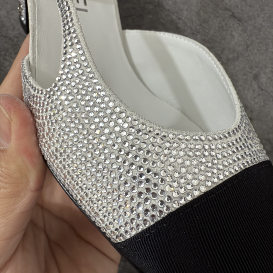 图片[8]-【佛山超A版】CHANEL 香奈儿24S Slingback系列水钻款罗缎 高跟鞋 银色 有多少姐妹是穿旧了之后，还是会选择重新买一双slingback！因为它太经典，再也不会遇到一款这么好搭的了，各处线条都很拉长腿型！不挑，随便搭都很抢镜！ 原版购入zp开发，调色上千次，绝无色差！ 进口原皮+意大利原厂真皮大底(渠道材料这块我们非常有优势) 全部颜色都有购入zp打版，色差这块直接避免，各处细节都与今年最新版本的一致 全套高端包装飞机礼盒 注意：原版真皮大底比较娇贵，试穿务必不要搞脏，否则影响二次销售无法退换 尺码：35-41码-选品中心