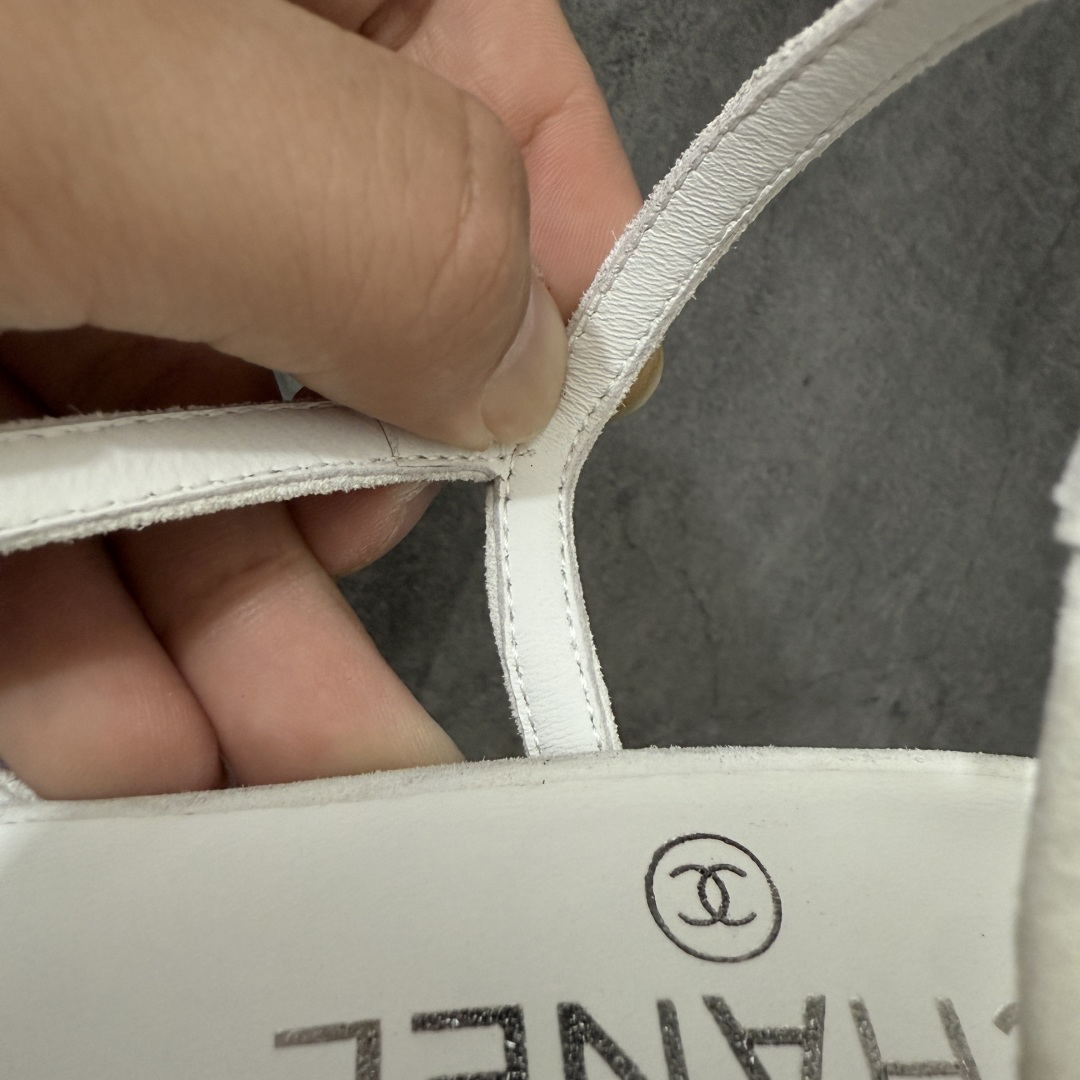 图片[6]-【佛山超A版】CHANEL 香奈儿24S Slingback系列水钻款罗缎 高跟鞋 银色 有多少姐妹是穿旧了之后，还是会选择重新买一双slingback！因为它太经典，再也不会遇到一款这么好搭的了，各处线条都很拉长腿型！不挑，随便搭都很抢镜！ 原版购入zp开发，调色上千次，绝无色差！ 进口原皮+意大利原厂真皮大底(渠道材料这块我们非常有优势) 全部颜色都有购入zp打版，色差这块直接避免，各处细节都与今年最新版本的一致 全套高端包装飞机礼盒 注意：原版真皮大底比较娇贵，试穿务必不要搞脏，否则影响二次销售无法退换 尺码：35-41码-选品中心