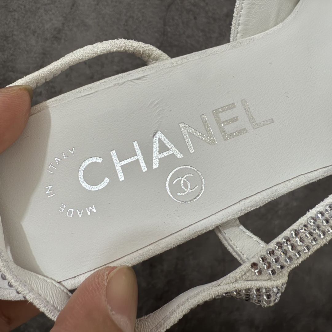 图片[4]-【佛山超A版】CHANEL 香奈儿24S Slingback系列水钻款罗缎 高跟鞋 银色 有多少姐妹是穿旧了之后，还是会选择重新买一双slingback！因为它太经典，再也不会遇到一款这么好搭的了，各处线条都很拉长腿型！不挑，随便搭都很抢镜！ 原版购入zp开发，调色上千次，绝无色差！ 进口原皮+意大利原厂真皮大底(渠道材料这块我们非常有优势) 全部颜色都有购入zp打版，色差这块直接避免，各处细节都与今年最新版本的一致 全套高端包装飞机礼盒 注意：原版真皮大底比较娇贵，试穿务必不要搞脏，否则影响二次销售无法退换 尺码：35-41码-选品中心