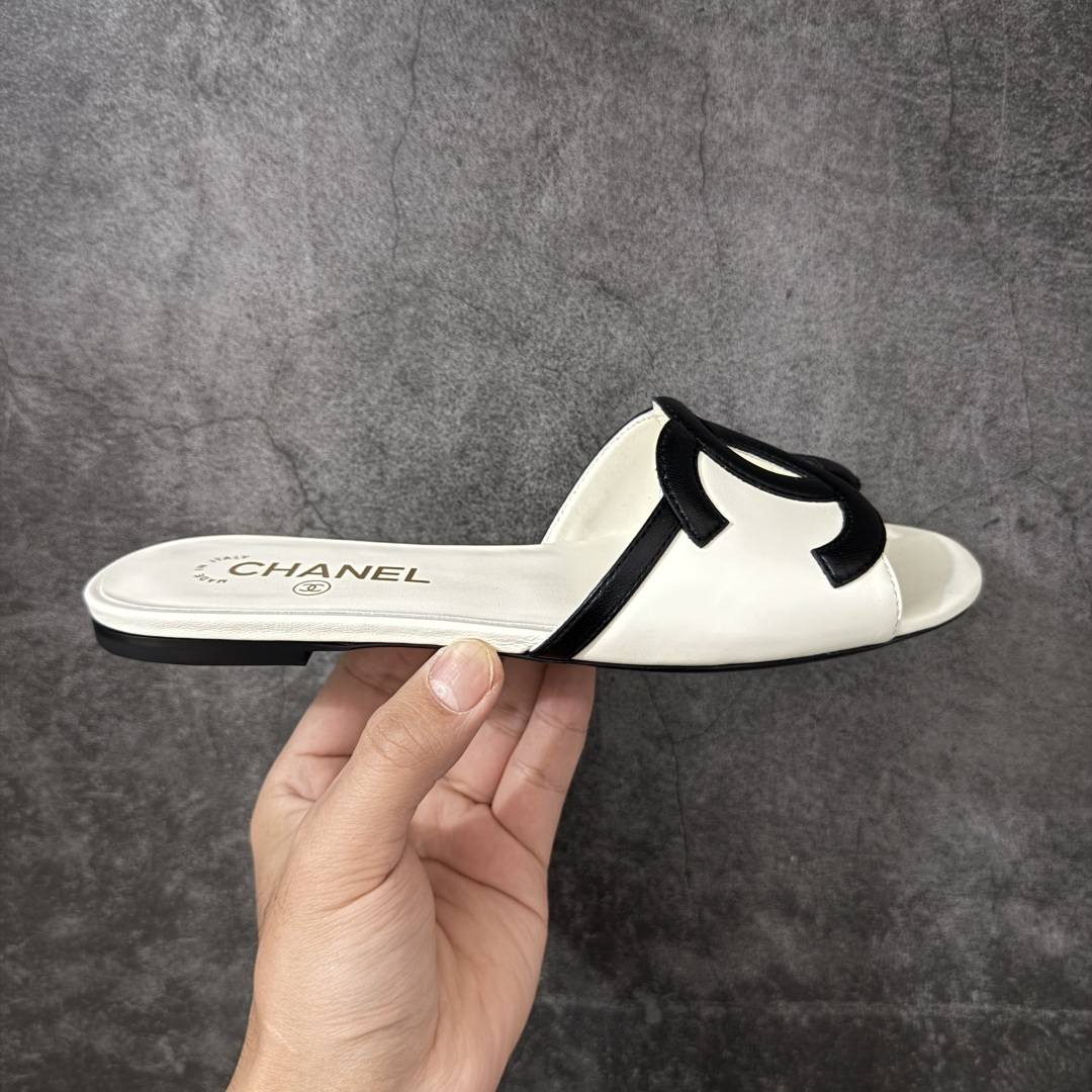 【佛山超a版】Chanel 香奈儿 26S大镂空拖鞋平底拖鞋 以极简轮廓重启法式优雅 标志性大镂空设计 利落通透，光影下尽显高级质感 一眼锁定品牌精髓。精选细腻皮革打造 柔软贴合脚面，平底兼顾舒适与气场 日常出行无负担。利落线条修饰脚型 露肤设计轻盈显腿长，轻松适配裙装 裤装与度假造型。不刻意张扬 却自带矜贵气场 将的优雅格调融入每一步。26S限定美学，低调奢雅，是衣橱里永不过时的精致注脚！ 面料采用原版定制材质 内里踮脚均为羊皮 意大利进口真皮大底！ 注意：原版真皮大底比较娇贵，试穿务必不要搞脏，否则影响二次销售无法退换 尺码：35-41码-选品中心