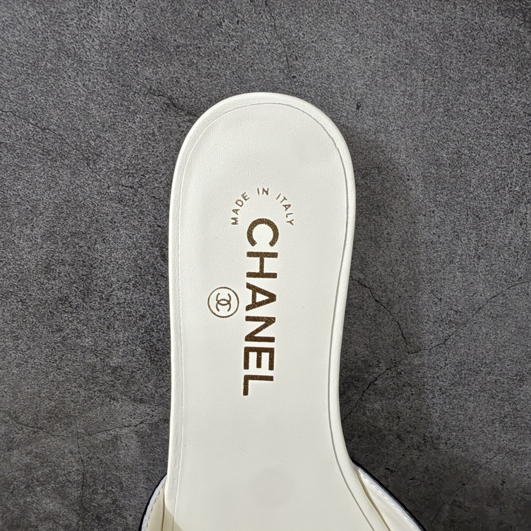 图片[8]-【佛山超a版】Chanel 香奈儿 26S大镂空拖鞋平底拖鞋 以极简轮廓重启法式优雅 标志性大镂空设计 利落通透，光影下尽显高级质感 一眼锁定品牌精髓。精选细腻皮革打造 柔软贴合脚面，平底兼顾舒适与气场 日常出行无负担。利落线条修饰脚型 露肤设计轻盈显腿长，轻松适配裙装 裤装与度假造型。不刻意张扬 却自带矜贵气场 将的优雅格调融入每一步。26S限定美学，低调奢雅，是衣橱里永不过时的精致注脚！ 面料采用原版定制材质 内里踮脚均为羊皮 意大利进口真皮大底！ 注意：原版真皮大底比较娇贵，试穿务必不要搞脏，否则影响二次销售无法退换 尺码：35-41码-选品中心