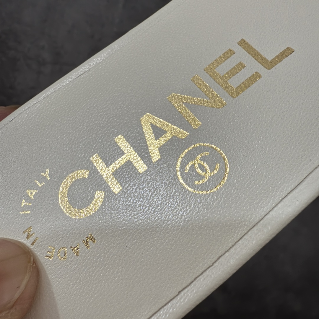 图片[4]-【佛山超a版】Chanel 香奈儿 26S大镂空拖鞋平底拖鞋 以极简轮廓重启法式优雅 标志性大镂空设计 利落通透，光影下尽显高级质感 一眼锁定品牌精髓。精选细腻皮革打造 柔软贴合脚面，平底兼顾舒适与气场 日常出行无负担。利落线条修饰脚型 露肤设计轻盈显腿长，轻松适配裙装 裤装与度假造型。不刻意张扬 却自带矜贵气场 将的优雅格调融入每一步。26S限定美学，低调奢雅，是衣橱里永不过时的精致注脚！ 面料采用原版定制材质 内里踮脚均为羊皮 意大利进口真皮大底！ 注意：原版真皮大底比较娇贵，试穿务必不要搞脏，否则影响二次销售无法退换 尺码：35-41码-选品中心