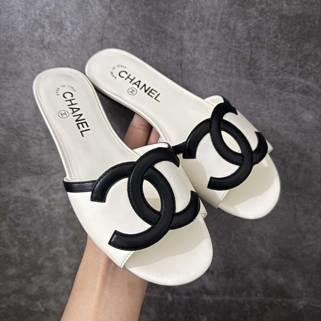 【佛山超a版】Chanel 香奈儿 26S大镂空拖鞋平底拖鞋 以极简轮廓重启法式优雅 标志性大镂空设计 利落通透，光影下尽显高级质感 一眼锁定品牌精髓。精选细腻皮革打造 柔软贴合脚面，平底兼顾舒适与气场 日常出行无负担。利落线条修饰脚型 露肤设计轻盈显腿长，轻松适配裙装 裤装与度假造型。不刻意张扬 却自带矜贵气场 将的优雅格调融入每一步。26S限定美学，低调奢雅，是衣橱里永不过时的精致注脚！ 面料采用原版定制材质 内里踮脚均为羊皮 意大利进口真皮大底！ 注意：原版真皮大底比较娇贵，试穿务必不要搞脏，否则影响二次销售无法退换 尺码：35-41码-选品中心