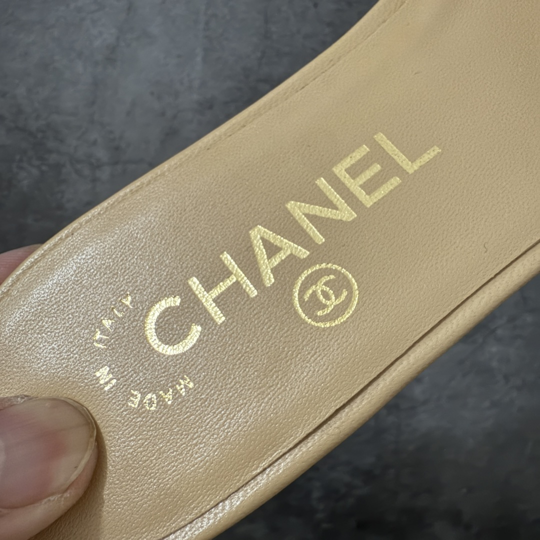 图片[3]-【佛山超a版】Chanel 香奈儿 26S大镂空拖鞋平底拖鞋 以极简轮廓重启法式优雅 标志性大镂空设计 利落通透，光影下尽显高级质感 一眼锁定品牌精髓。精选细腻皮革打造 柔软贴合脚面，平底兼顾舒适与气场 日常出行无负担。利落线条修饰脚型 露肤设计轻盈显腿长，轻松适配裙装 裤装与度假造型。不刻意张扬 却自带矜贵气场 将的优雅格调融入每一步。26S限定美学，低调奢雅，是衣橱里永不过时的精致注脚！ 面料采用原版定制材质 内里踮脚均为羊皮 意大利进口真皮大底！ 注意：原版真皮大底比较娇贵，试穿务必不要搞脏，否则影响二次销售无法退换 尺码：35-41码-选品中心