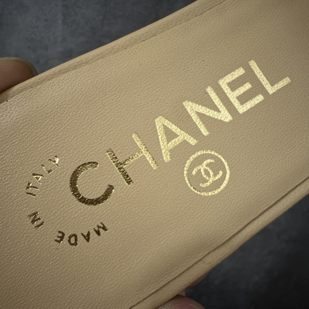 图片[8]-【佛山超a版】Chanel 香奈儿 26S大镂空拖鞋平底拖鞋 以极简轮廓重启法式优雅 标志性大镂空设计 利落通透，光影下尽显高级质感 一眼锁定品牌精髓。精选细腻皮革打造 柔软贴合脚面，平底兼顾舒适与气场 日常出行无负担。利落线条修饰脚型 露肤设计轻盈显腿长，轻松适配裙装 裤装与度假造型。不刻意张扬 却自带矜贵气场 将的优雅格调融入每一步。26S限定美学，低调奢雅，是衣橱里永不过时的精致注脚！ 面料采用原版定制材质 内里踮脚均为羊皮 意大利进口真皮大底！ 注意：原版真皮大底比较娇贵，试穿务必不要搞脏，否则影响二次销售无法退换 尺码：35-41码-选品中心