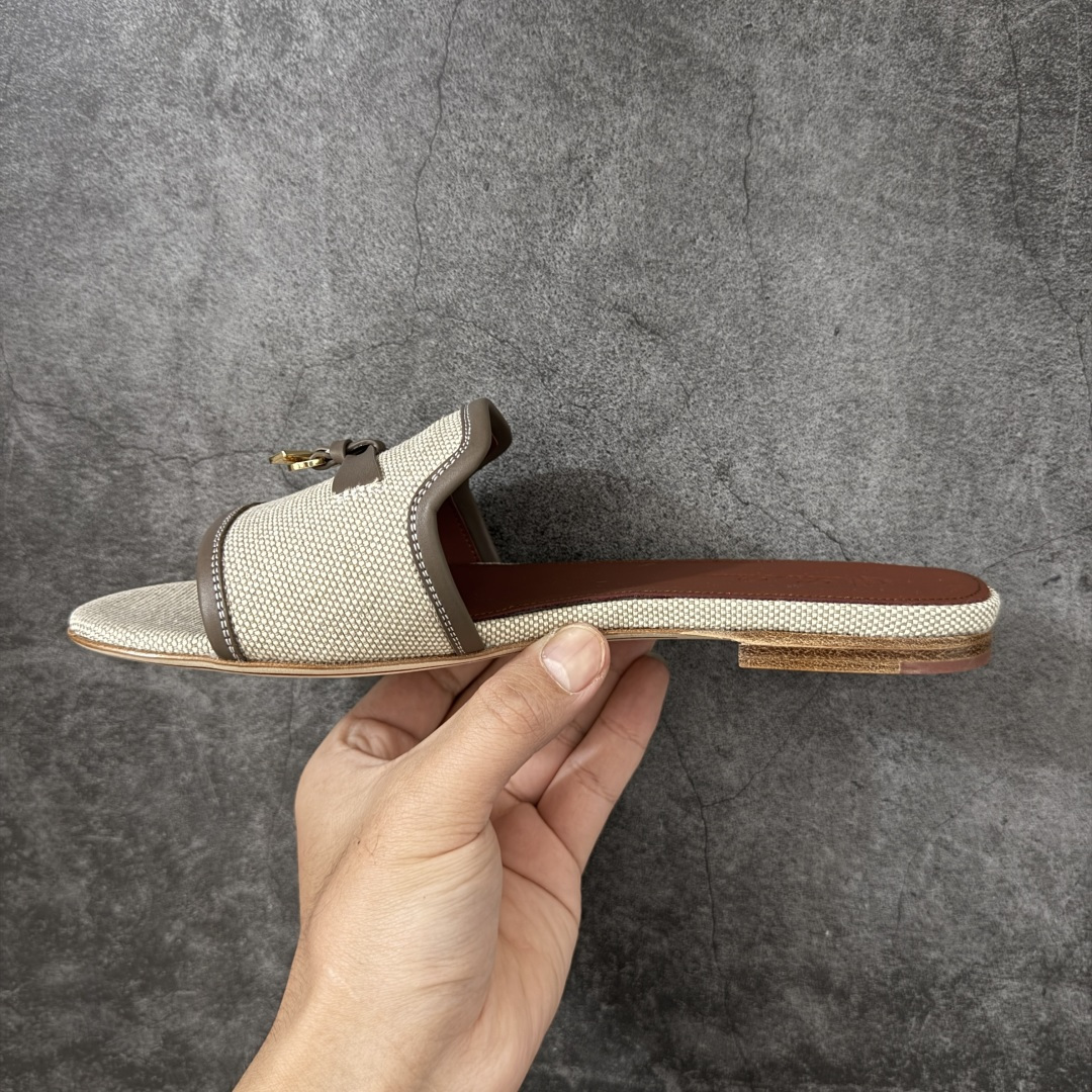 图片[2]-【佛山超A版】Loro Piana LP Summer Charms平底五金吊坠高跟凉锁扣凉拖鞋一字拖 这款绒面革凉搭有Loro Piana My Charms吊饰的饰带，并饰以同色缝线。外观精美雅致，适合搭配都市着装，也适合打造休闲假日装束。 新色过彩色的夏天！既休闲又时髦，又能毫不刻意地透露出品质与舒适！锁扣流苏凉上脚就被它的魅力俘获，分分钟爱上！ 鞋面：定制高密度帆布拼接牛皮 内里垫脚：牛皮（质感满满) 鞋底：意大利真皮大底 尺码：35-41-选品中心