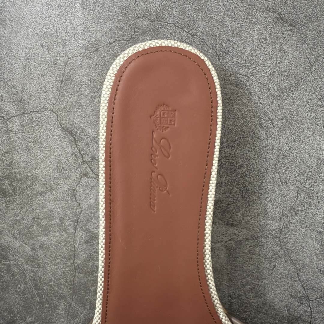 图片[8]-【佛山超A版】Loro Piana LP Summer Charms平底五金吊坠高跟凉锁扣凉拖鞋一字拖 这款绒面革凉搭有Loro Piana My Charms吊饰的饰带，并饰以同色缝线。外观精美雅致，适合搭配都市着装，也适合打造休闲假日装束。 新色过彩色的夏天！既休闲又时髦，又能毫不刻意地透露出品质与舒适！锁扣流苏凉上脚就被它的魅力俘获，分分钟爱上！ 鞋面：定制高密度帆布拼接牛皮 内里垫脚：牛皮（质感满满) 鞋底：意大利真皮大底 尺码：35-41-选品中心