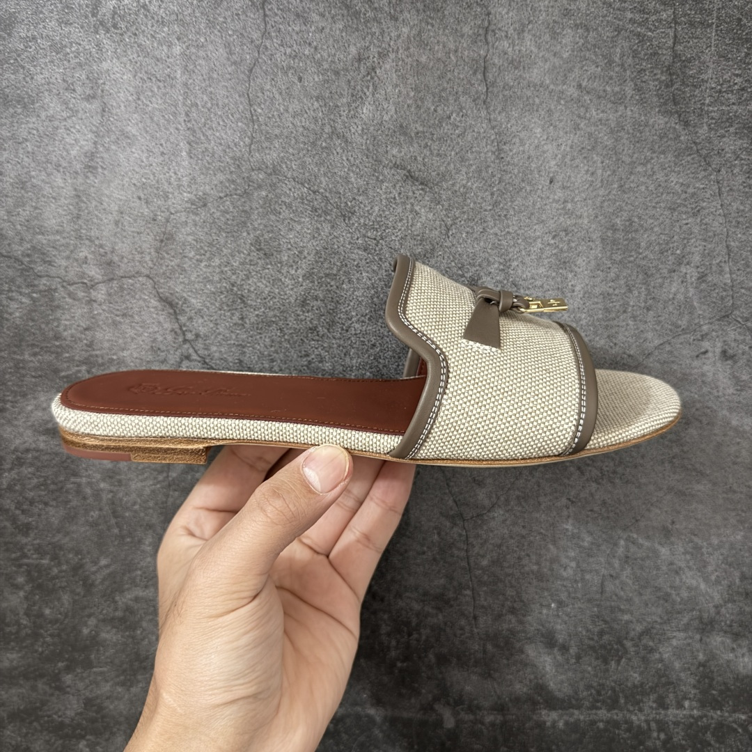 【佛山超A版】Loro Piana LP Summer Charms平底五金吊坠高跟凉锁扣凉拖鞋一字拖 这款绒面革凉搭有Loro Piana My Charms吊饰的饰带，并饰以同色缝线。外观精美雅致，适合搭配都市着装，也适合打造休闲假日装束。 新色过彩色的夏天！既休闲又时髦，又能毫不刻意地透露出品质与舒适！锁扣流苏凉上脚就被它的魅力俘获，分分钟爱上！ 鞋面：定制高密度帆布拼接牛皮 内里垫脚：牛皮（质感满满) 鞋底：意大利真皮大底 尺码：35-41-选品中心