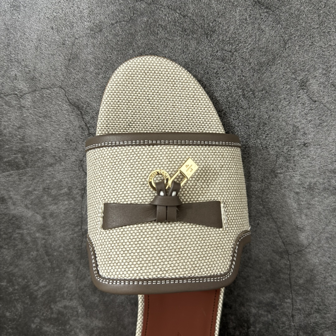 图片[5]-【佛山超A版】Loro Piana LP Summer Charms平底五金吊坠高跟凉锁扣凉拖鞋一字拖 这款绒面革凉搭有Loro Piana My Charms吊饰的饰带，并饰以同色缝线。外观精美雅致，适合搭配都市着装，也适合打造休闲假日装束。 新色过彩色的夏天！既休闲又时髦，又能毫不刻意地透露出品质与舒适！锁扣流苏凉上脚就被它的魅力俘获，分分钟爱上！ 鞋面：定制高密度帆布拼接牛皮 内里垫脚：牛皮（质感满满) 鞋底：意大利真皮大底 尺码：35-41-选品中心