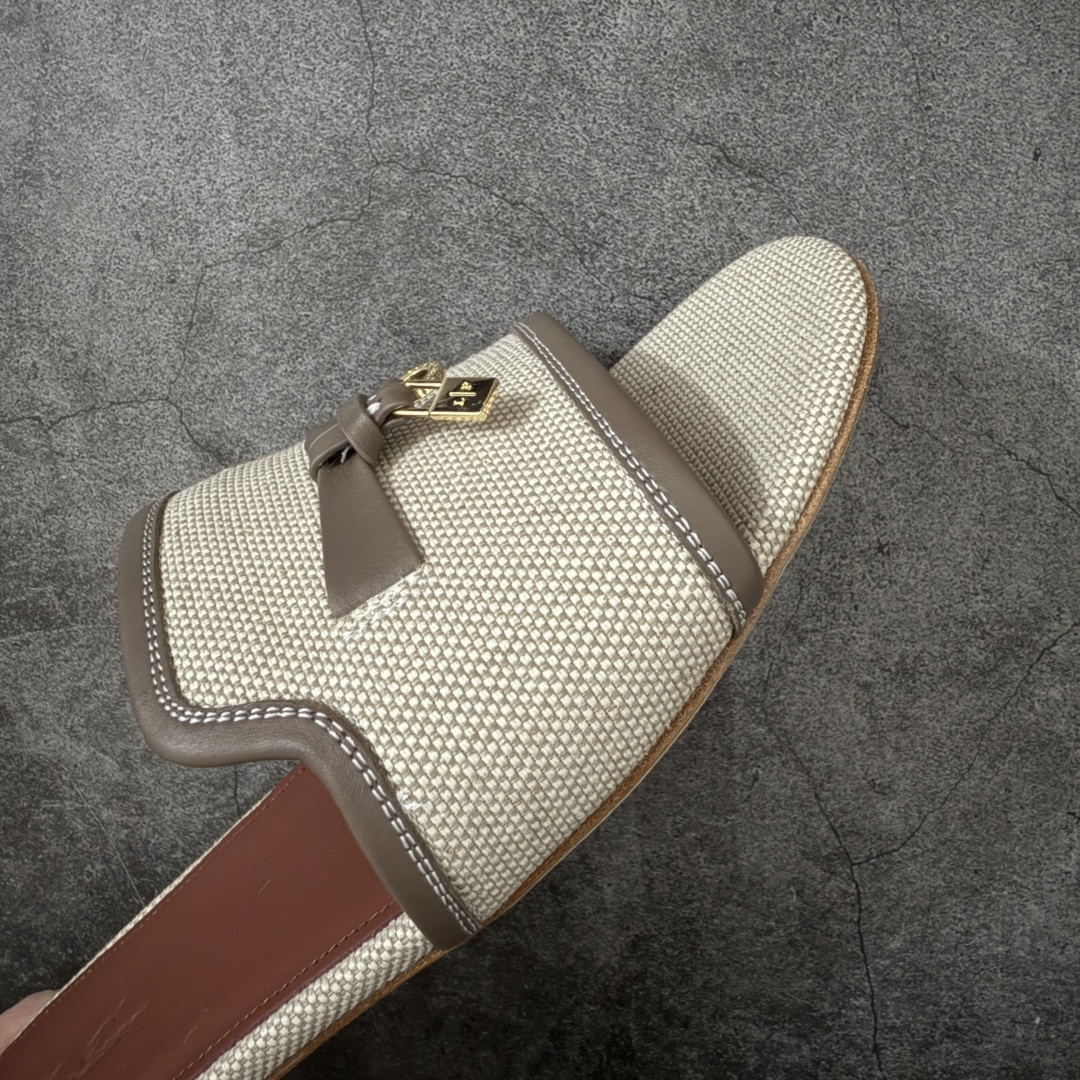 图片[6]-【佛山超A版】Loro Piana LP Summer Charms平底五金吊坠高跟凉锁扣凉拖鞋一字拖 这款绒面革凉搭有Loro Piana My Charms吊饰的饰带，并饰以同色缝线。外观精美雅致，适合搭配都市着装，也适合打造休闲假日装束。 新色过彩色的夏天！既休闲又时髦，又能毫不刻意地透露出品质与舒适！锁扣流苏凉上脚就被它的魅力俘获，分分钟爱上！ 鞋面：定制高密度帆布拼接牛皮 内里垫脚：牛皮（质感满满) 鞋底：意大利真皮大底 尺码：35-41-选品中心
