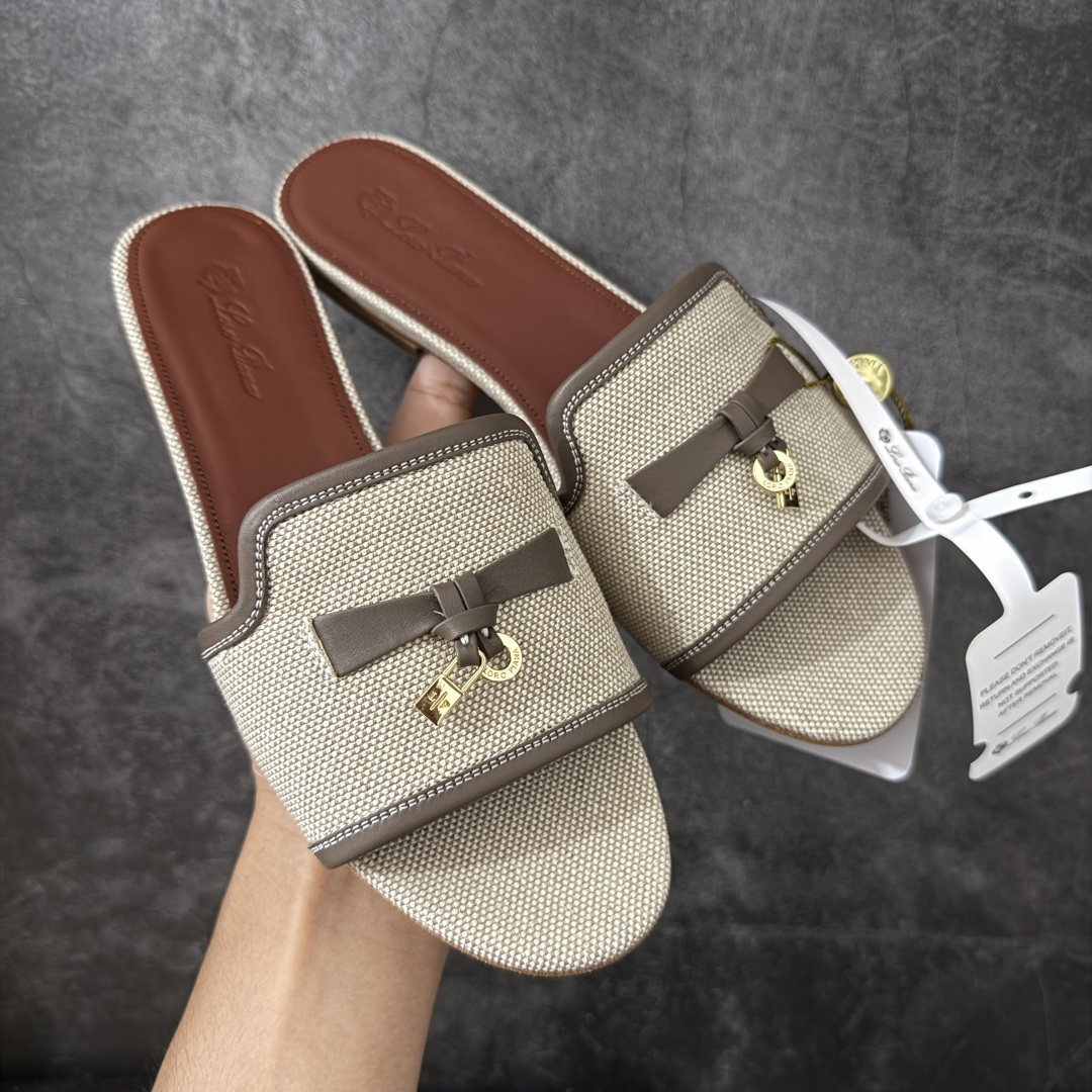 【佛山超A版】Loro Piana LP Summer Charms平底五金吊坠高跟凉锁扣凉拖鞋一字拖 这款绒面革凉搭有Loro Piana My Charms吊饰的饰带，并饰以同色缝线。外观精美雅致，适合搭配都市着装，也适合打造休闲假日装束。 新色过彩色的夏天！既休闲又时髦，又能毫不刻意地透露出品质与舒适！锁扣流苏凉上脚就被它的魅力俘获，分分钟爱上！ 鞋面：定制高密度帆布拼接牛皮 内里垫脚：牛皮（质感满满) 鞋底：意大利真皮大底 尺码：35-41-选品中心