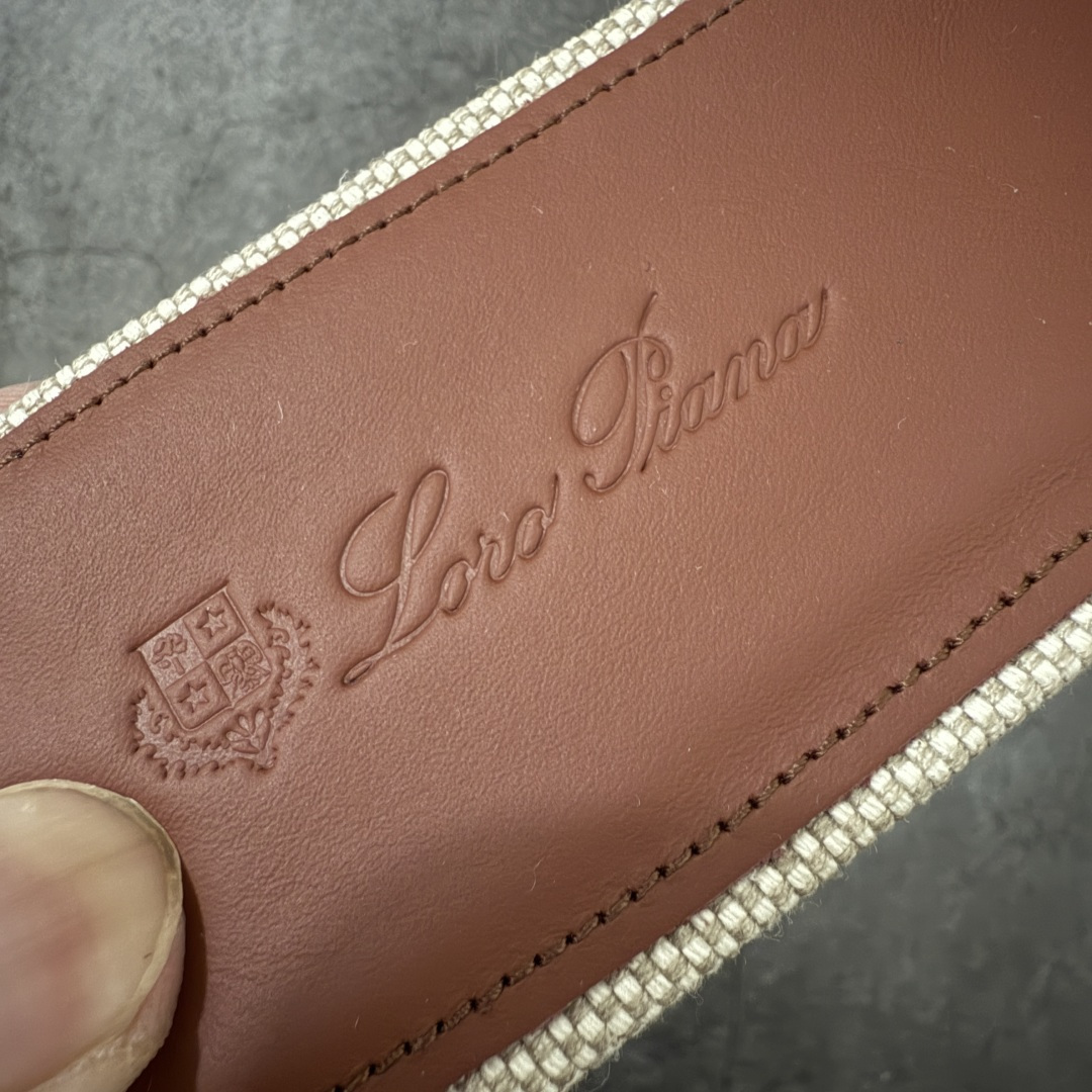 图片[4]-【佛山超A版】Loro Piana LP Summer Charms平底五金吊坠高跟凉锁扣凉拖鞋一字拖 这款绒面革凉搭有Loro Piana My Charms吊饰的饰带，并饰以同色缝线。外观精美雅致，适合搭配都市着装，也适合打造休闲假日装束。 新色过彩色的夏天！既休闲又时髦，又能毫不刻意地透露出品质与舒适！锁扣流苏凉上脚就被它的魅力俘获，分分钟爱上！ 鞋面：定制高密度帆布拼接牛皮 内里垫脚：牛皮（质感满满) 鞋底：意大利真皮大底 尺码：35-41-选品中心