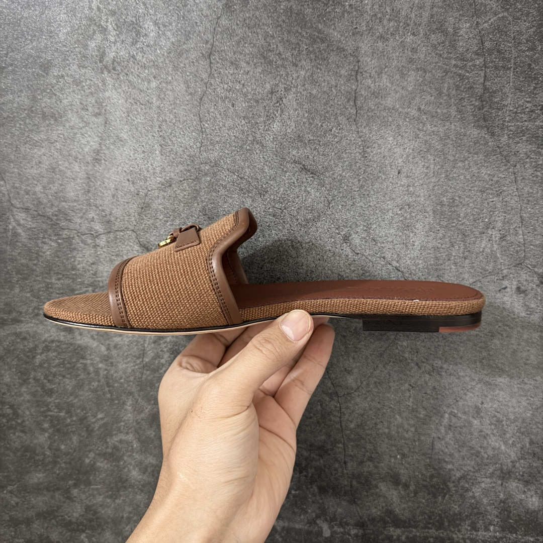 图片[2]-【佛山超A版】Loro Piana LP Summer Charms平底五金吊坠高跟凉锁扣凉拖鞋一字拖 这款绒面革凉搭有Loro Piana My Charms吊饰的饰带，并饰以同色缝线。外观精美雅致，适合搭配都市着装，也适合打造休闲假日装束。 新色过彩色的夏天！既休闲又时髦，又能毫不刻意地透露出品质与舒适！锁扣流苏凉上脚就被它的魅力俘获，分分钟爱上！ 鞋面：定制高密度帆布拼接牛皮 内里垫脚：牛皮（质感满满) 鞋底：意大利真皮大底 尺码：35-41-选品中心