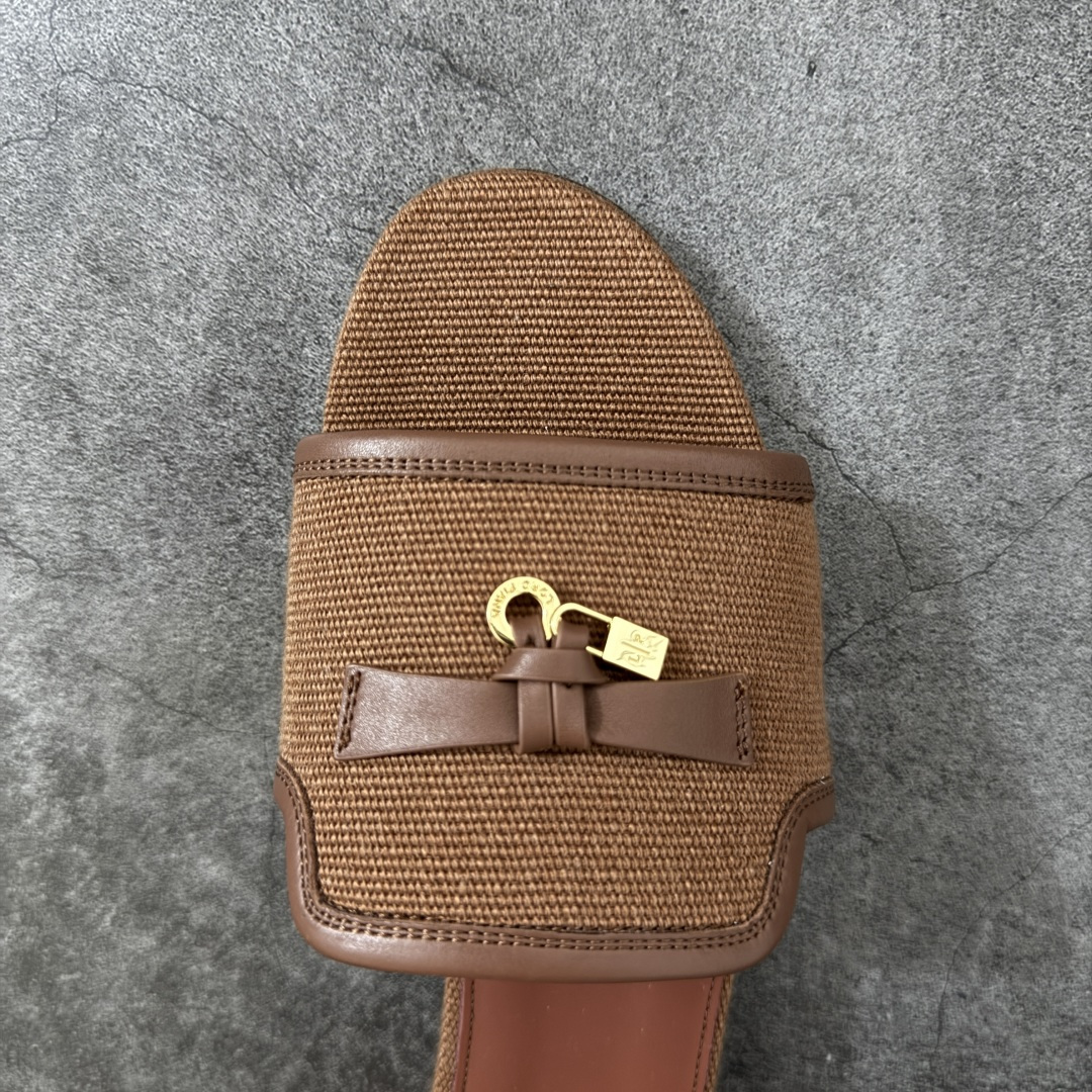图片[5]-【佛山超A版】Loro Piana LP Summer Charms平底五金吊坠高跟凉锁扣凉拖鞋一字拖 这款绒面革凉搭有Loro Piana My Charms吊饰的饰带，并饰以同色缝线。外观精美雅致，适合搭配都市着装，也适合打造休闲假日装束。 新色过彩色的夏天！既休闲又时髦，又能毫不刻意地透露出品质与舒适！锁扣流苏凉上脚就被它的魅力俘获，分分钟爱上！ 鞋面：定制高密度帆布拼接牛皮 内里垫脚：牛皮（质感满满) 鞋底：意大利真皮大底 尺码：35-41-选品中心