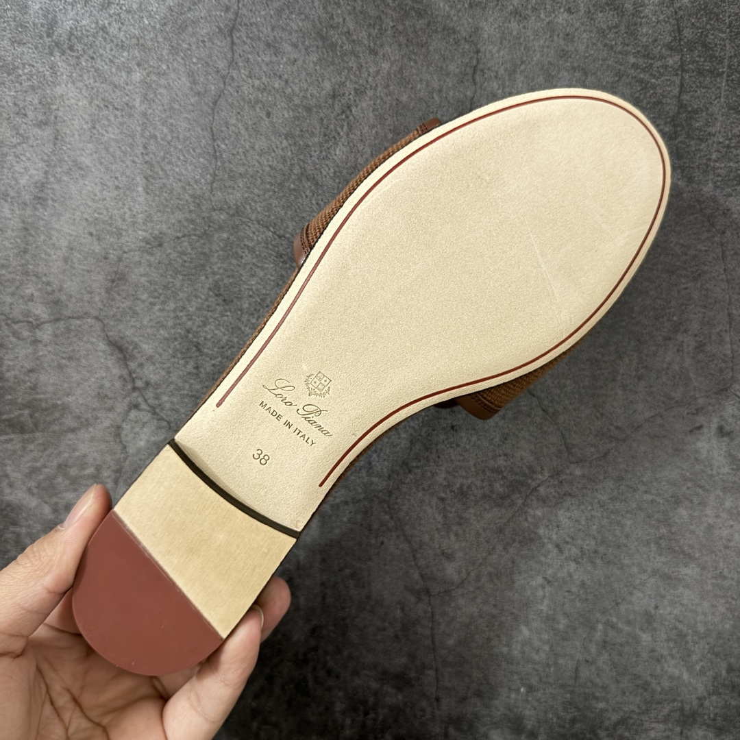 图片[9]-【佛山超A版】Loro Piana LP Summer Charms平底五金吊坠高跟凉锁扣凉拖鞋一字拖 这款绒面革凉搭有Loro Piana My Charms吊饰的饰带，并饰以同色缝线。外观精美雅致，适合搭配都市着装，也适合打造休闲假日装束。 新色过彩色的夏天！既休闲又时髦，又能毫不刻意地透露出品质与舒适！锁扣流苏凉上脚就被它的魅力俘获，分分钟爱上！ 鞋面：定制高密度帆布拼接牛皮 内里垫脚：牛皮（质感满满) 鞋底：意大利真皮大底 尺码：35-41-选品中心