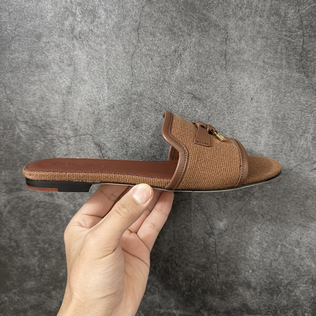 【佛山超A版】Loro Piana LP Summer Charms平底五金吊坠高跟凉锁扣凉拖鞋一字拖 这款绒面革凉搭有Loro Piana My Charms吊饰的饰带，并饰以同色缝线。外观精美雅致，适合搭配都市着装，也适合打造休闲假日装束。 新色过彩色的夏天！既休闲又时髦，又能毫不刻意地透露出品质与舒适！锁扣流苏凉上脚就被它的魅力俘获，分分钟爱上！ 鞋面：定制高密度帆布拼接牛皮 内里垫脚：牛皮（质感满满) 鞋底：意大利真皮大底 尺码：35-41-选品中心
