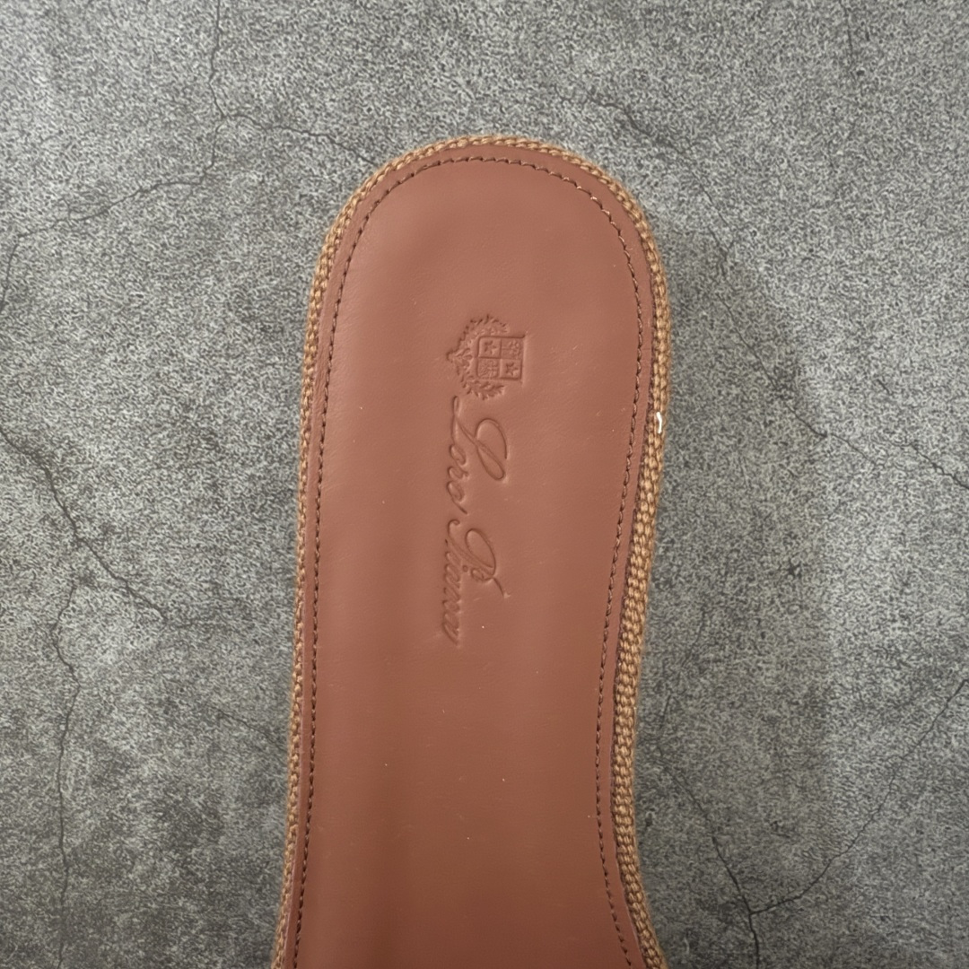 图片[8]-【佛山超A版】Loro Piana LP Summer Charms平底五金吊坠高跟凉锁扣凉拖鞋一字拖 这款绒面革凉搭有Loro Piana My Charms吊饰的饰带，并饰以同色缝线。外观精美雅致，适合搭配都市着装，也适合打造休闲假日装束。 新色过彩色的夏天！既休闲又时髦，又能毫不刻意地透露出品质与舒适！锁扣流苏凉上脚就被它的魅力俘获，分分钟爱上！ 鞋面：定制高密度帆布拼接牛皮 内里垫脚：牛皮（质感满满) 鞋底：意大利真皮大底 尺码：35-41-选品中心