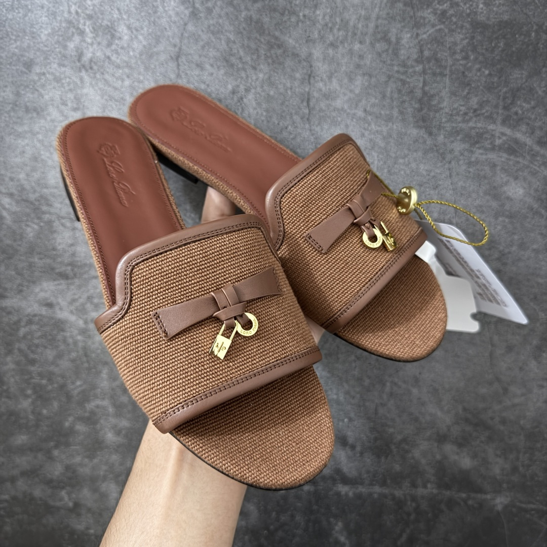 【佛山超A版】Loro Piana LP Summer Charms平底五金吊坠高跟凉锁扣凉拖鞋一字拖 这款绒面革凉搭有Loro Piana My Charms吊饰的饰带，并饰以同色缝线。外观精美雅致，适合搭配都市着装，也适合打造休闲假日装束。 新色过彩色的夏天！既休闲又时髦，又能毫不刻意地透露出品质与舒适！锁扣流苏凉上脚就被它的魅力俘获，分分钟爱上！ 鞋面：定制高密度帆布拼接牛皮 内里垫脚：牛皮（质感满满) 鞋底：意大利真皮大底 尺码：35-41-选品中心