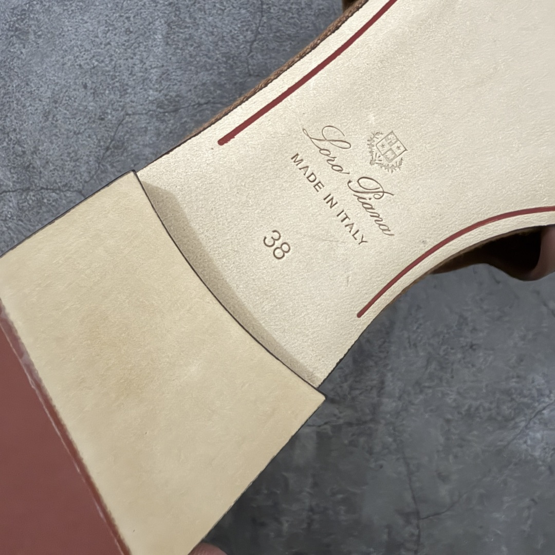 图片[8]-【佛山超A版】Loro Piana LP Summer Charms平底五金吊坠高跟凉锁扣凉拖鞋一字拖 这款绒面革凉搭有Loro Piana My Charms吊饰的饰带，并饰以同色缝线。外观精美雅致，适合搭配都市着装，也适合打造休闲假日装束。 新色过彩色的夏天！既休闲又时髦，又能毫不刻意地透露出品质与舒适！锁扣流苏凉上脚就被它的魅力俘获，分分钟爱上！ 鞋面：定制高密度帆布拼接牛皮 内里垫脚：牛皮（质感满满) 鞋底：意大利真皮大底 尺码：35-41-选品中心