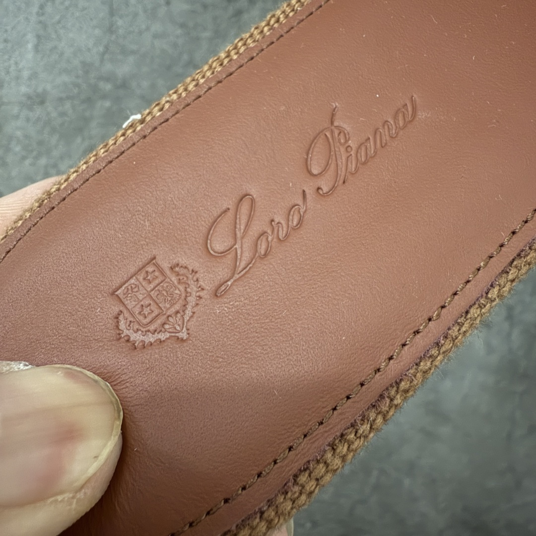 图片[4]-【佛山超A版】Loro Piana LP Summer Charms平底五金吊坠高跟凉锁扣凉拖鞋一字拖 这款绒面革凉搭有Loro Piana My Charms吊饰的饰带，并饰以同色缝线。外观精美雅致，适合搭配都市着装，也适合打造休闲假日装束。 新色过彩色的夏天！既休闲又时髦，又能毫不刻意地透露出品质与舒适！锁扣流苏凉上脚就被它的魅力俘获，分分钟爱上！ 鞋面：定制高密度帆布拼接牛皮 内里垫脚：牛皮（质感满满) 鞋底：意大利真皮大底 尺码：35-41-选品中心
