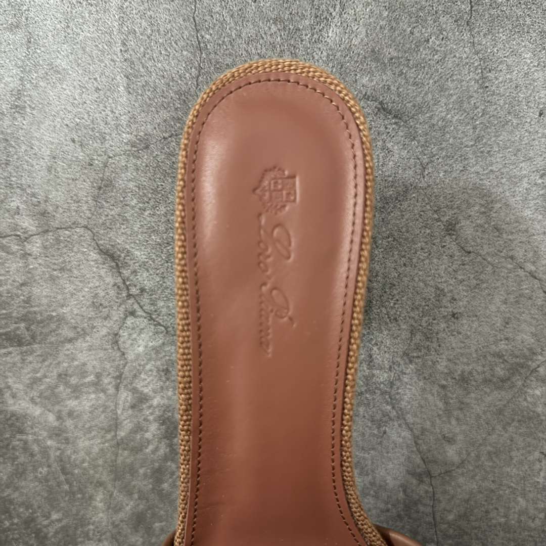 图片[8]-【佛山超A版】Loro Piana LP Summer Charms平底五金吊坠高跟凉锁扣凉拖鞋一字拖 这款绒面革凉搭有Loro Piana My Charms吊饰的饰带，并饰以同色缝线。外观精美雅致，适合搭配都市着装，也适合打造休闲假日装束。 新色过彩色的夏天！既休闲又时髦，又能毫不刻意地透露出品质与舒适！锁扣流苏凉上脚就被它的魅力俘获，分分钟爱上！ 鞋面：定制高密度帆布拼接牛皮 内里垫脚：牛皮（质感满满) 鞋底：意大利真皮大底 尺码：35-41-选品中心