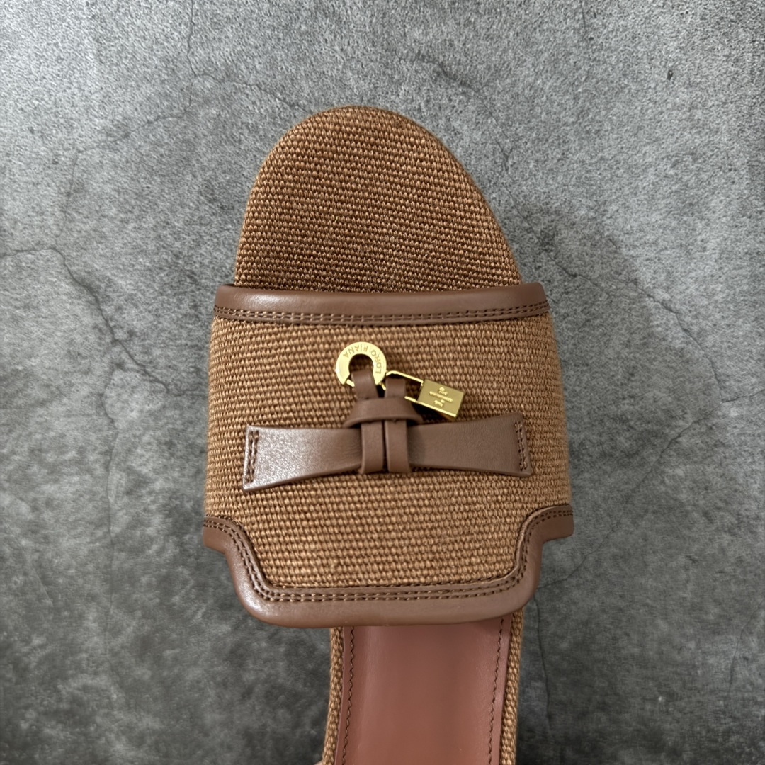 图片[5]-【佛山超A版】Loro Piana LP Summer Charms平底五金吊坠高跟凉锁扣凉拖鞋一字拖 这款绒面革凉搭有Loro Piana My Charms吊饰的饰带，并饰以同色缝线。外观精美雅致，适合搭配都市着装，也适合打造休闲假日装束。 新色过彩色的夏天！既休闲又时髦，又能毫不刻意地透露出品质与舒适！锁扣流苏凉上脚就被它的魅力俘获，分分钟爱上！ 鞋面：定制高密度帆布拼接牛皮 内里垫脚：牛皮（质感满满) 鞋底：意大利真皮大底 尺码：35-41-选品中心