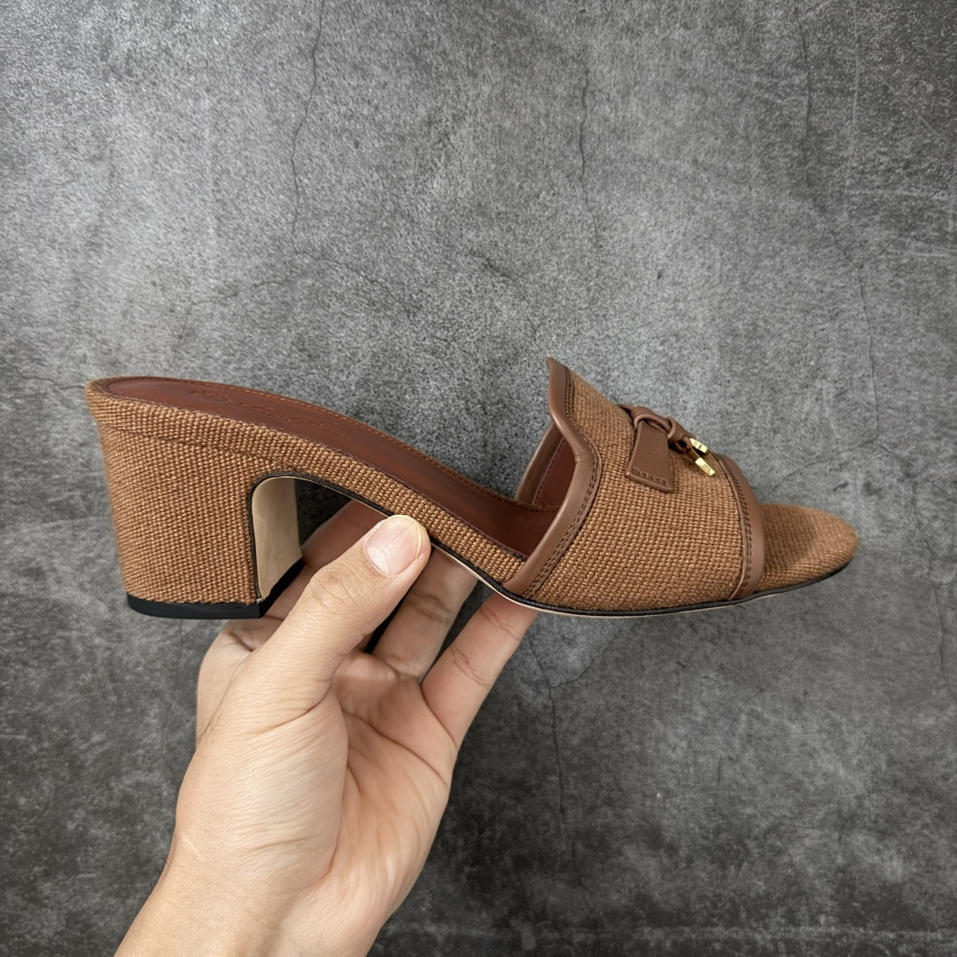 【佛山超A版】Loro Piana LP Summer Charms平底五金吊坠高跟凉锁扣凉拖鞋一字拖 这款绒面革凉搭有Loro Piana My Charms吊饰的饰带，并饰以同色缝线。外观精美雅致，适合搭配都市着装，也适合打造休闲假日装束。 新色过彩色的夏天！既休闲又时髦，又能毫不刻意地透露出品质与舒适！锁扣流苏凉上脚就被它的魅力俘获，分分钟爱上！ 鞋面：定制高密度帆布拼接牛皮 内里垫脚：牛皮（质感满满) 鞋底：意大利真皮大底 尺码：35-41-选品中心