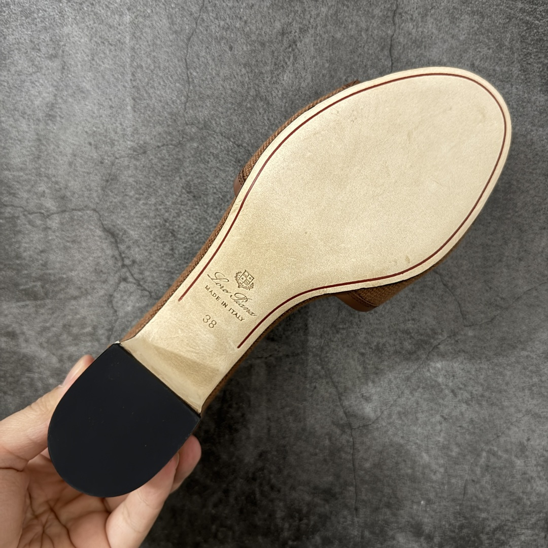 图片[9]-【佛山超A版】Loro Piana LP Summer Charms平底五金吊坠高跟凉锁扣凉拖鞋一字拖 这款绒面革凉搭有Loro Piana My Charms吊饰的饰带，并饰以同色缝线。外观精美雅致，适合搭配都市着装，也适合打造休闲假日装束。 新色过彩色的夏天！既休闲又时髦，又能毫不刻意地透露出品质与舒适！锁扣流苏凉上脚就被它的魅力俘获，分分钟爱上！ 鞋面：定制高密度帆布拼接牛皮 内里垫脚：牛皮（质感满满) 鞋底：意大利真皮大底 尺码：35-41-选品中心