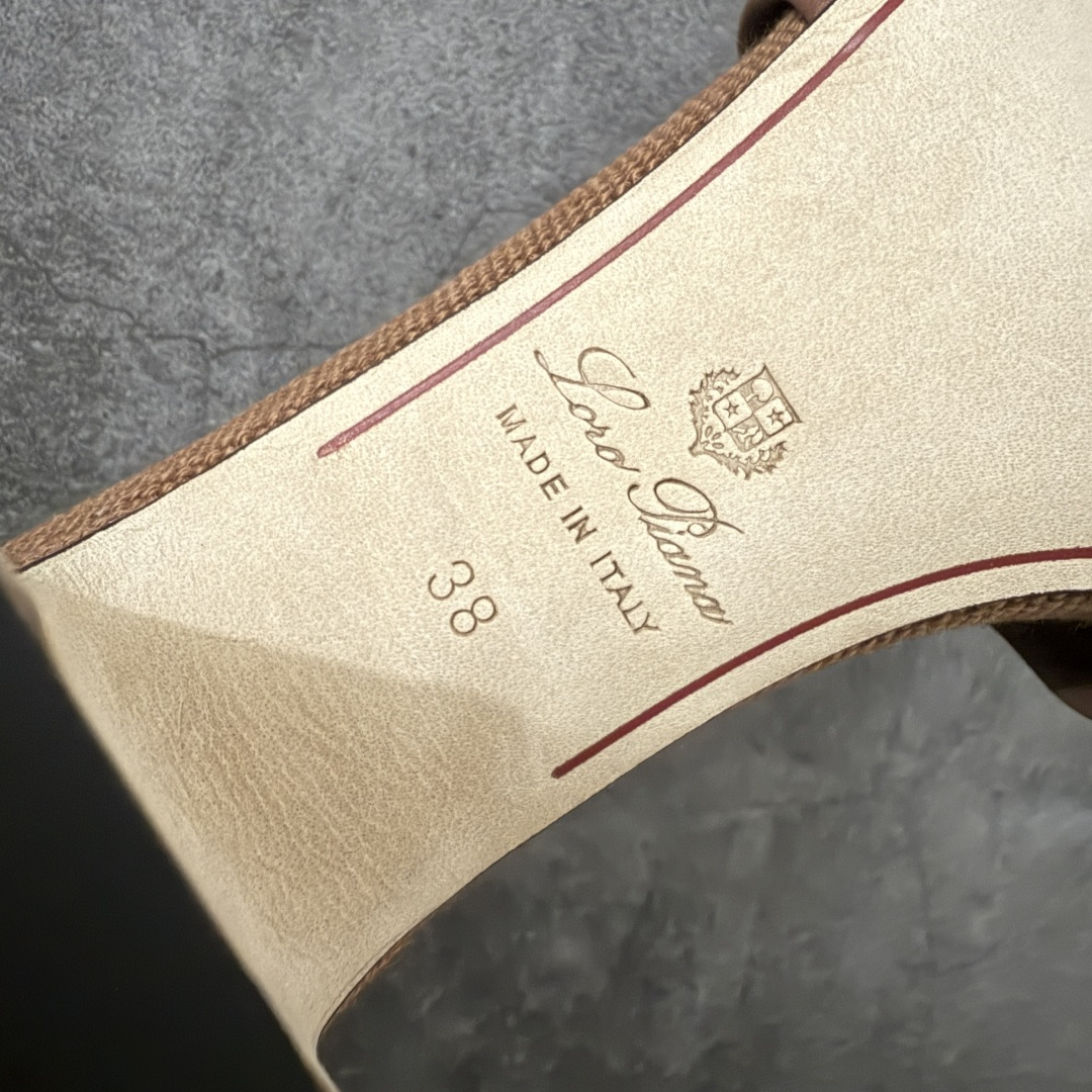 图片[7]-【佛山超A版】Loro Piana LP Summer Charms平底五金吊坠高跟凉锁扣凉拖鞋一字拖 这款绒面革凉搭有Loro Piana My Charms吊饰的饰带，并饰以同色缝线。外观精美雅致，适合搭配都市着装，也适合打造休闲假日装束。 新色过彩色的夏天！既休闲又时髦，又能毫不刻意地透露出品质与舒适！锁扣流苏凉上脚就被它的魅力俘获，分分钟爱上！ 鞋面：定制高密度帆布拼接牛皮 内里垫脚：牛皮（质感满满) 鞋底：意大利真皮大底 尺码：35-41-选品中心