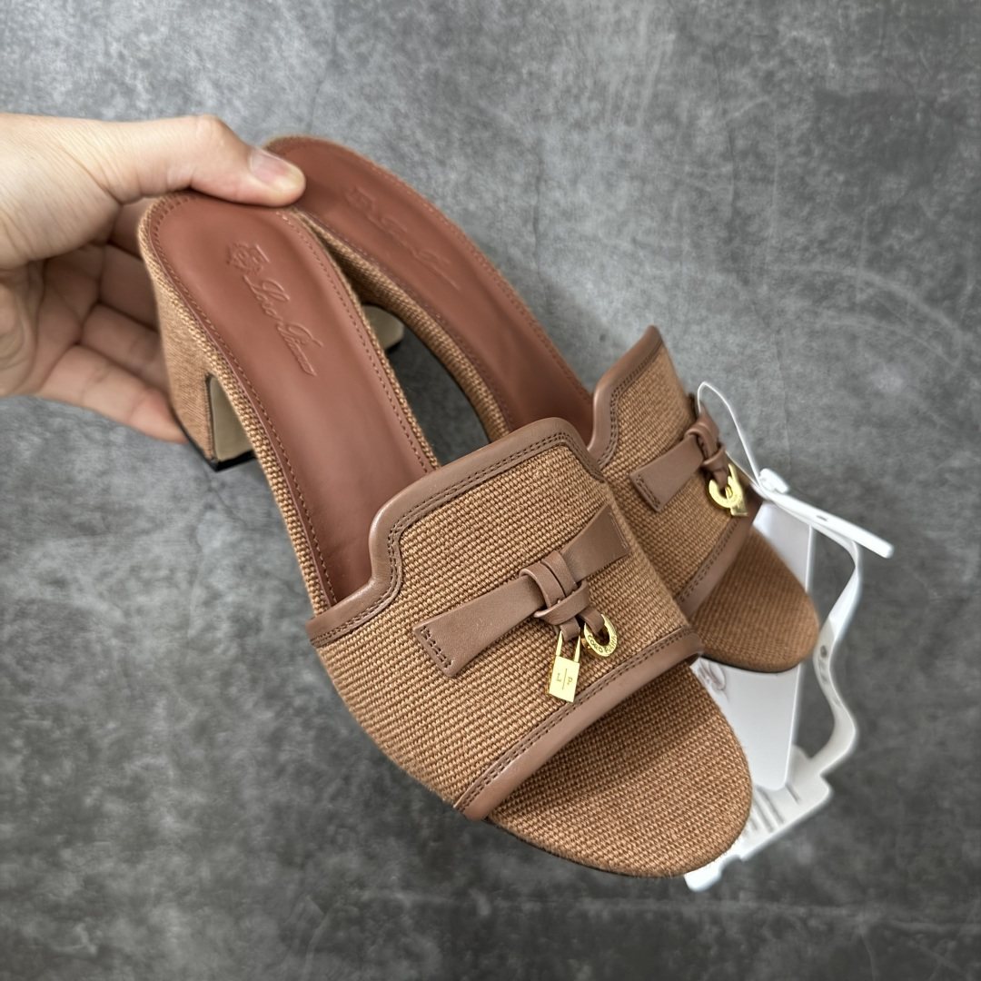 【佛山超A版】Loro Piana LP Summer Charms平底五金吊坠高跟凉锁扣凉拖鞋一字拖 这款绒面革凉搭有Loro Piana My Charms吊饰的饰带，并饰以同色缝线。外观精美雅致，适合搭配都市着装，也适合打造休闲假日装束。 新色过彩色的夏天！既休闲又时髦，又能毫不刻意地透露出品质与舒适！锁扣流苏凉上脚就被它的魅力俘获，分分钟爱上！ 鞋面：定制高密度帆布拼接牛皮 内里垫脚：牛皮（质感满满) 鞋底：意大利真皮大底 尺码：35-41-选品中心