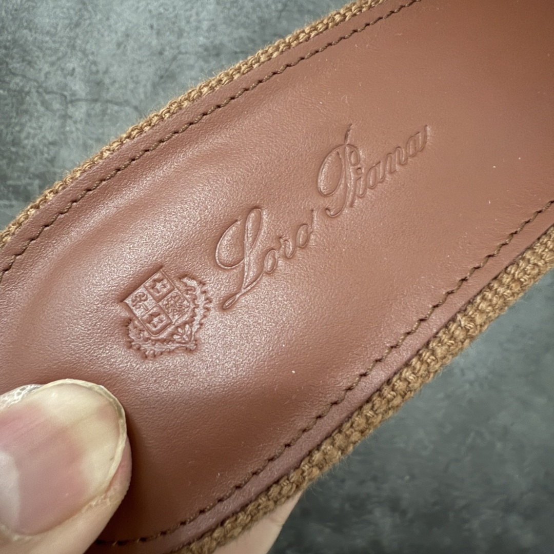 图片[4]-【佛山超A版】Loro Piana LP Summer Charms平底五金吊坠高跟凉锁扣凉拖鞋一字拖 这款绒面革凉搭有Loro Piana My Charms吊饰的饰带，并饰以同色缝线。外观精美雅致，适合搭配都市着装，也适合打造休闲假日装束。 新色过彩色的夏天！既休闲又时髦，又能毫不刻意地透露出品质与舒适！锁扣流苏凉上脚就被它的魅力俘获，分分钟爱上！ 鞋面：定制高密度帆布拼接牛皮 内里垫脚：牛皮（质感满满) 鞋底：意大利真皮大底 尺码：35-41-选品中心
