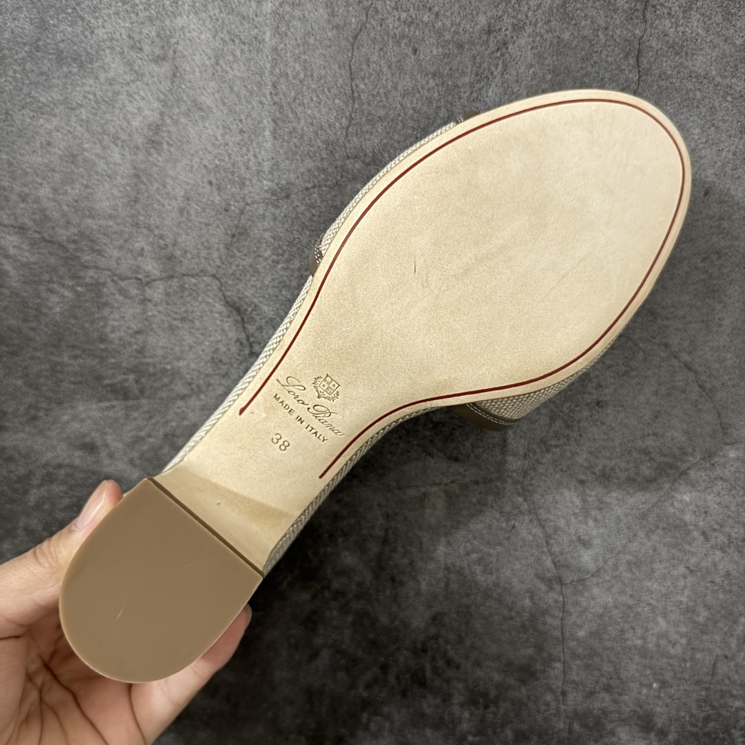 图片[9]-【佛山超A版】Loro Piana LP Summer Charms平底五金吊坠高跟凉锁扣凉拖鞋一字拖 这款绒面革凉搭有Loro Piana My Charms吊饰的饰带，并饰以同色缝线。外观精美雅致，适合搭配都市着装，也适合打造休闲假日装束。 新色过彩色的夏天！既休闲又时髦，又能毫不刻意地透露出品质与舒适！锁扣流苏凉上脚就被它的魅力俘获，分分钟爱上！ 鞋面：定制高密度帆布拼接牛皮 内里垫脚：牛皮（质感满满) 鞋底：意大利真皮大底 尺码：35-41-选品中心