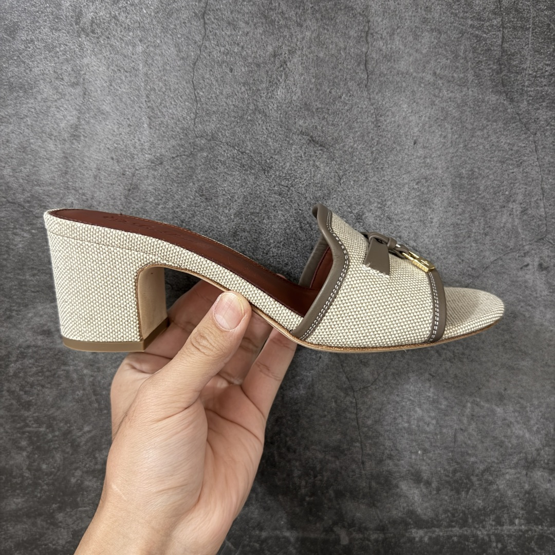 【佛山超A版】Loro Piana LP Summer Charms平底五金吊坠高跟凉锁扣凉拖鞋一字拖 这款绒面革凉搭有Loro Piana My Charms吊饰的饰带，并饰以同色缝线。外观精美雅致，适合搭配都市着装，也适合打造休闲假日装束。 新色过彩色的夏天！既休闲又时髦，又能毫不刻意地透露出品质与舒适！锁扣流苏凉上脚就被它的魅力俘获，分分钟爱上！ 鞋面：定制高密度帆布拼接牛皮 内里垫脚：牛皮（质感满满) 鞋底：意大利真皮大底 尺码：35-41-选品中心