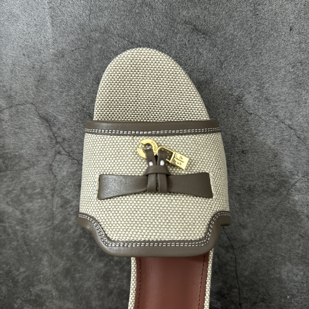 图片[5]-【佛山超A版】Loro Piana LP Summer Charms平底五金吊坠高跟凉锁扣凉拖鞋一字拖 这款绒面革凉搭有Loro Piana My Charms吊饰的饰带，并饰以同色缝线。外观精美雅致，适合搭配都市着装，也适合打造休闲假日装束。 新色过彩色的夏天！既休闲又时髦，又能毫不刻意地透露出品质与舒适！锁扣流苏凉上脚就被它的魅力俘获，分分钟爱上！ 鞋面：定制高密度帆布拼接牛皮 内里垫脚：牛皮（质感满满) 鞋底：意大利真皮大底 尺码：35-41-选品中心