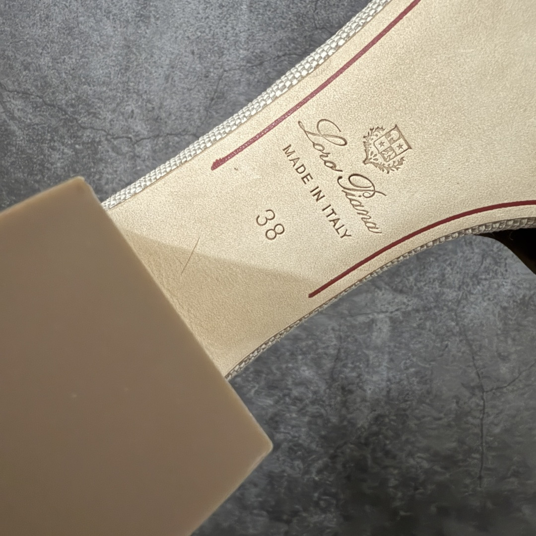 图片[7]-【佛山超A版】Loro Piana LP Summer Charms平底五金吊坠高跟凉锁扣凉拖鞋一字拖 这款绒面革凉搭有Loro Piana My Charms吊饰的饰带，并饰以同色缝线。外观精美雅致，适合搭配都市着装，也适合打造休闲假日装束。 新色过彩色的夏天！既休闲又时髦，又能毫不刻意地透露出品质与舒适！锁扣流苏凉上脚就被它的魅力俘获，分分钟爱上！ 鞋面：定制高密度帆布拼接牛皮 内里垫脚：牛皮（质感满满) 鞋底：意大利真皮大底 尺码：35-41-选品中心