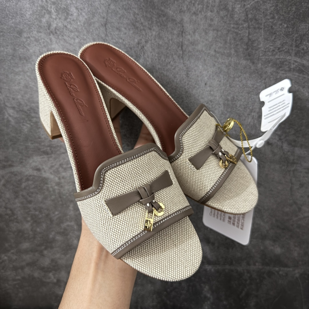 【佛山超A版】Loro Piana LP Summer Charms平底五金吊坠高跟凉锁扣凉拖鞋一字拖 这款绒面革凉搭有Loro Piana My Charms吊饰的饰带，并饰以同色缝线。外观精美雅致，适合搭配都市着装，也适合打造休闲假日装束。 新色过彩色的夏天！既休闲又时髦，又能毫不刻意地透露出品质与舒适！锁扣流苏凉上脚就被它的魅力俘获，分分钟爱上！ 鞋面：定制高密度帆布拼接牛皮 内里垫脚：牛皮（质感满满) 鞋底：意大利真皮大底 尺码：35-41-选品中心