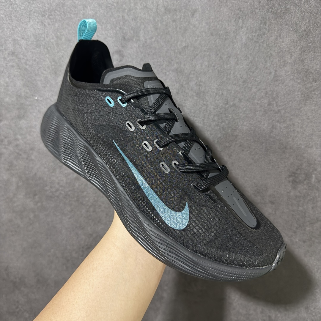 图片[3]-【公司级】Nike Ava X 耐克 舒适百搭耐磨低帮 休闲跑步鞋 采用轻盈的机能型织物鞋面 专为四季穿着而设计 流线型TPU包覆结构带来稳固贴合感 简约风橡胶外底具备出色排水性能和强劲抓地力 鞋身穿插的打孔赛道条纹灵感源自经典跑鞋 兼具舒适感与透气性 反光细节点缀其间 为都市夜行增添一份醒目与安全 货号： HM9697-006 尺码： 40-45-选品中心