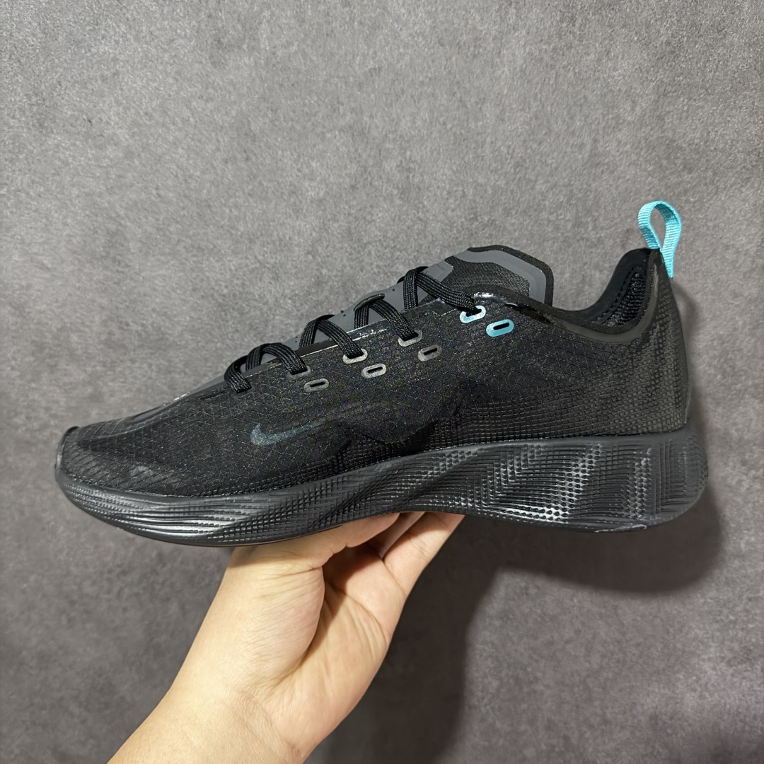 图片[2]-【公司级】Nike Ava X 耐克 舒适百搭耐磨低帮 休闲跑步鞋 采用轻盈的机能型织物鞋面 专为四季穿着而设计 流线型TPU包覆结构带来稳固贴合感 简约风橡胶外底具备出色排水性能和强劲抓地力 鞋身穿插的打孔赛道条纹灵感源自经典跑鞋 兼具舒适感与透气性 反光细节点缀其间 为都市夜行增添一份醒目与安全 货号： HM9697-006 尺码： 40-45-选品中心