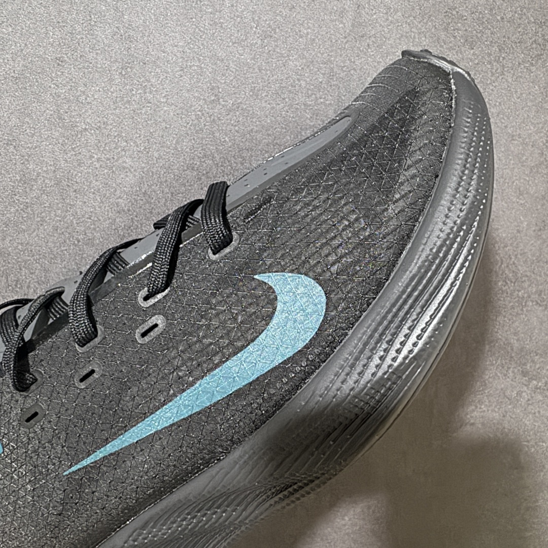 图片[8]-【公司级】Nike Ava X 耐克 舒适百搭耐磨低帮 休闲跑步鞋 采用轻盈的机能型织物鞋面 专为四季穿着而设计 流线型TPU包覆结构带来稳固贴合感 简约风橡胶外底具备出色排水性能和强劲抓地力 鞋身穿插的打孔赛道条纹灵感源自经典跑鞋 兼具舒适感与透气性 反光细节点缀其间 为都市夜行增添一份醒目与安全 货号： HM9697-006 尺码： 40-45-选品中心