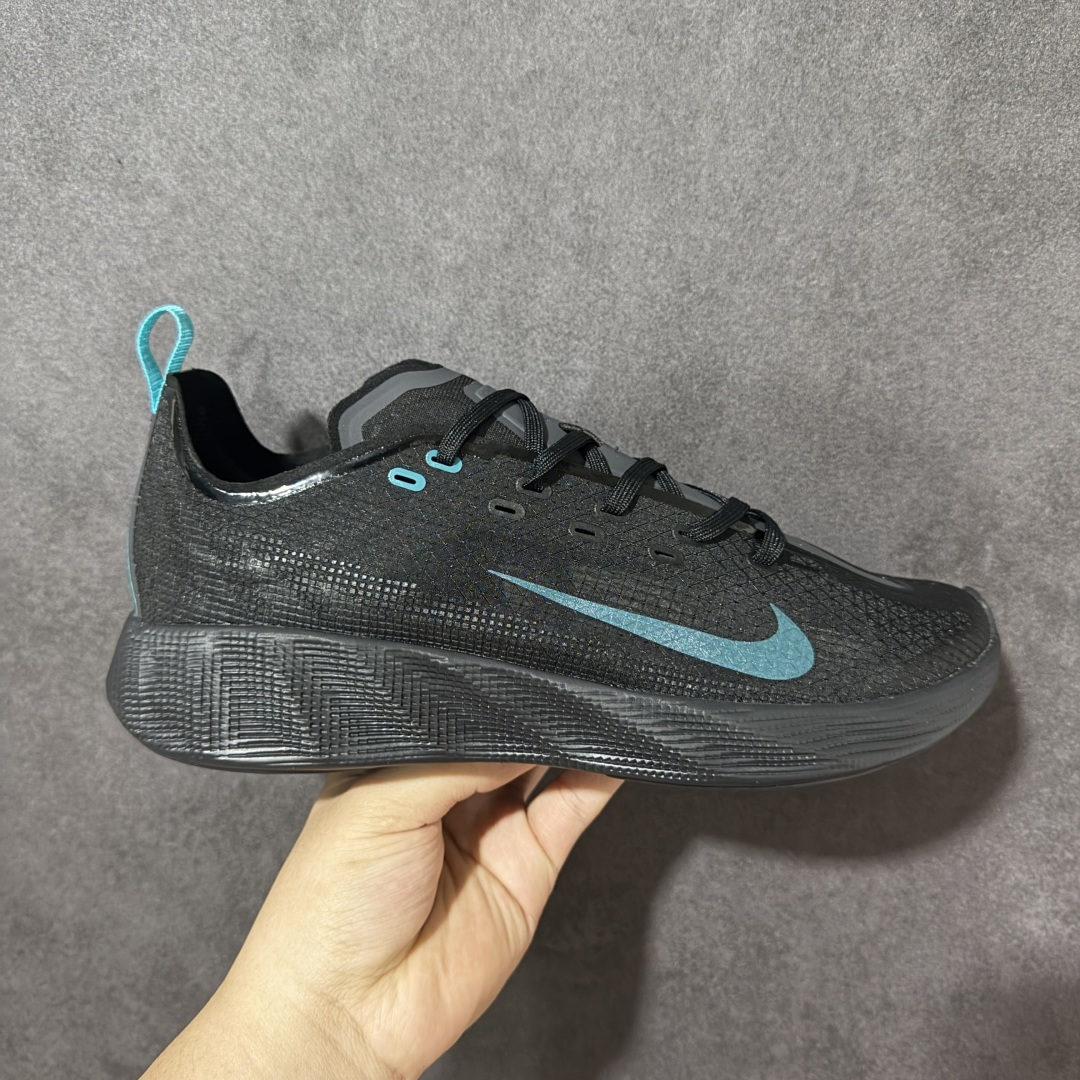 【公司级】Nike Ava X 耐克 舒适百搭耐磨低帮 休闲跑步鞋 采用轻盈的机能型织物鞋面 专为四季穿着而设计 流线型TPU包覆结构带来稳固贴合感 简约风橡胶外底具备出色排水性能和强劲抓地力 鞋身穿插的打孔赛道条纹灵感源自经典跑鞋 兼具舒适感与透气性 反光细节点缀其间 为都市夜行增添一份醒目与安全 货号： HM9697-006 尺码： 40-45-选品中心